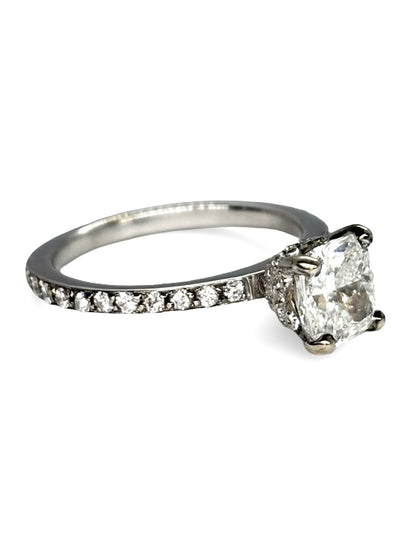 Solitaire en or blanc 18 carats serti d’un diamant de 1,3 carat. Ce bijou raffiné met en valeur l’éclat intense du diamant et l’élégance lumineuse de l’or blanc. Idéal pour un engagement ou une occasion spéciale, ce solitaire combine design classique et sophistication contemporaine, offrant une brillance remarquable qui sublime la main avec finesse et style.