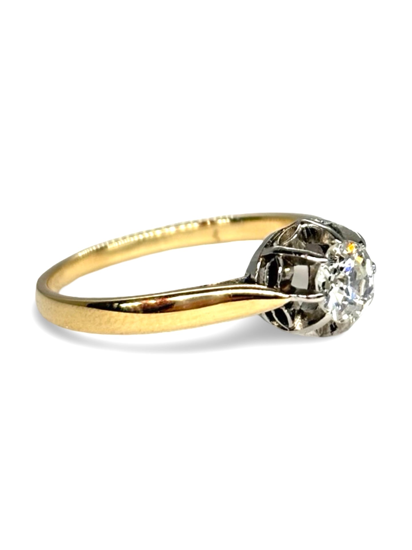 Solitaire en or jaune 18 carats serti d’un diamant de 0,50 carat. Ce bijou raffiné met en valeur l’éclat pur du diamant et la chaleur de l’or jaune. Idéal pour un engagement ou une occasion spéciale, ce solitaire allie élégance classique et modernité, offrant une brillance intemporelle et un design qui sublime la main avec finesse.