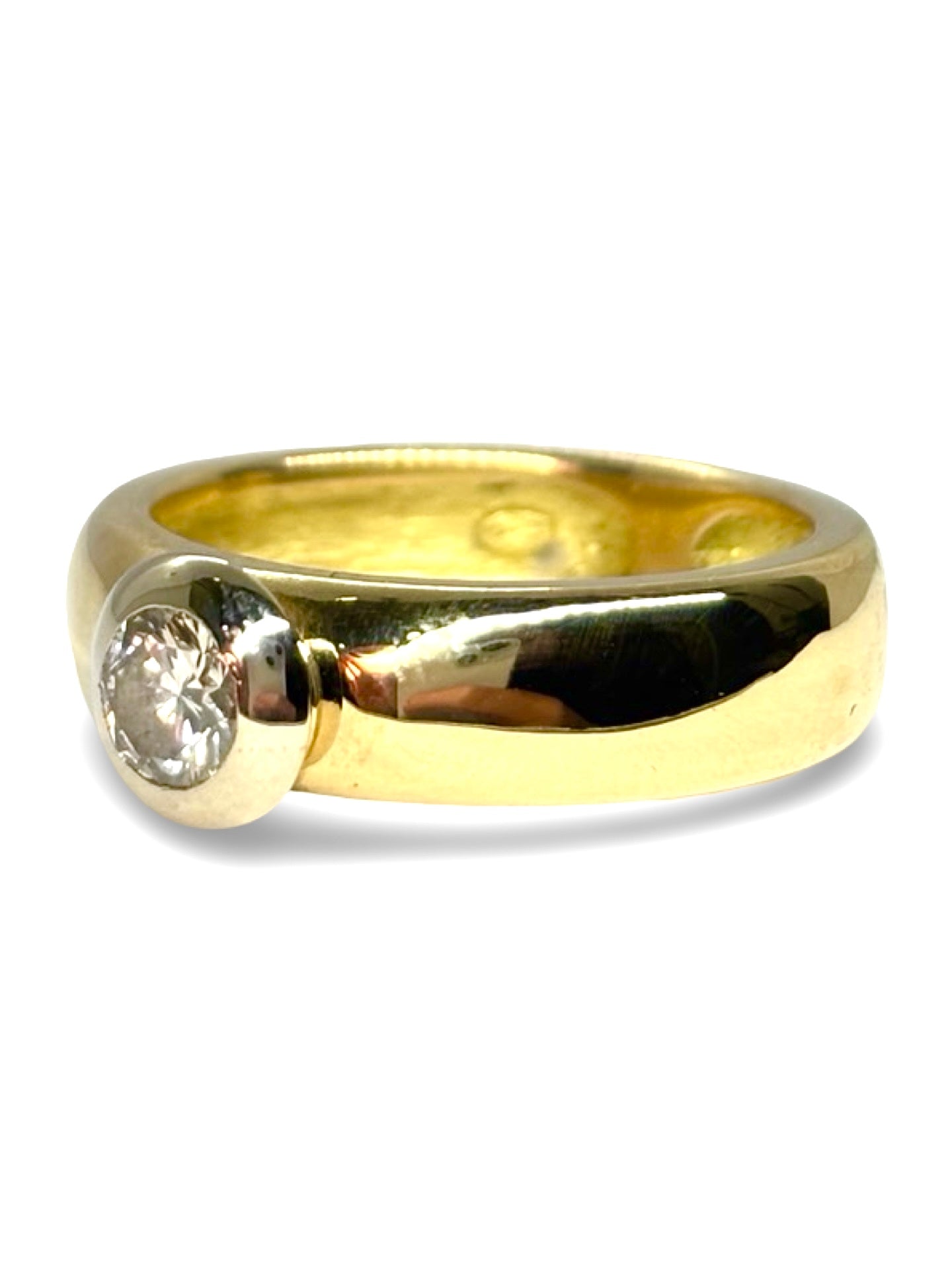 Solitaire en or jaune serti d’un diamant de 0,50 carat en serti clos. Ce bijou raffiné met en valeur l’éclat pur du diamant et la chaleur de l’or jaune. Idéal pour un engagement ou une occasion spéciale, ce solitaire allie élégance classique et modernité, offrant une brillance intemporelle qui sublime la main avec finesse et sophistication.