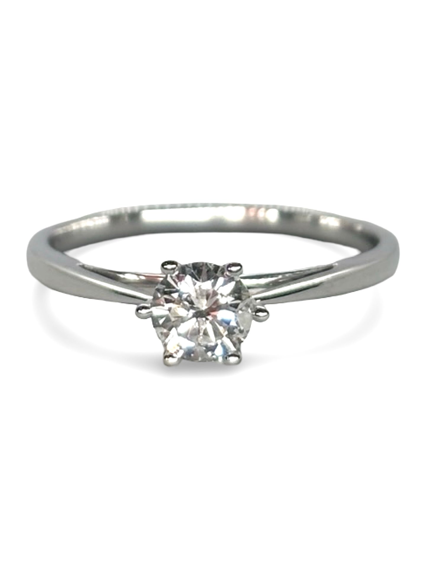 Solitaire en or blanc 18 carats avec diamant de 0,39 carat. Ce bijou raffiné met en valeur l’éclat pur du diamant et l’élégance de l’or blanc. Idéal pour un engagement ou une occasion spéciale, ce solitaire allie simplicité et sophistication, offrant une brillance intemporelle et un design classique qui sublime la main avec finesse et modernité.