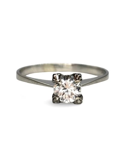 Solitaire en or blanc 18K serti d’un diamant de 0,50 carat, au design élégant et intemporel. Bague raffinée mettant en valeur l’éclat de la pierre centrale, idéale pour une demande en mariage ou un bijou précieux du quotidien. Monture en or blanc poli offrant une finition brillante et durable, parfaite pour sublimer la main avec discrétion et sophistication.