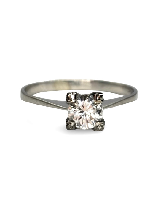Solitaire en or blanc 18K serti d’un diamant de 0,50 carat, au design élégant et intemporel. Bague raffinée mettant en valeur l’éclat de la pierre centrale, idéale pour une demande en mariage ou un bijou précieux du quotidien. Monture en or blanc poli offrant une finition brillante et durable, parfaite pour sublimer la main avec discrétion et sophistication.