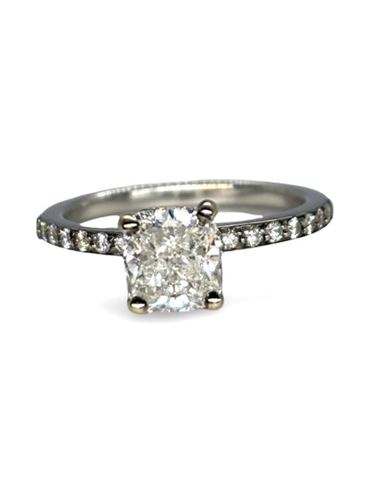 Solitaire en or blanc 18 carats serti d’un diamant de 1,3 carat. Ce bijou raffiné met en valeur l’éclat intense du diamant et l’élégance lumineuse de l’or blanc. Idéal pour un engagement ou une occasion spéciale, ce solitaire combine design classique et sophistication contemporaine, offrant une brillance remarquable qui sublime la main avec finesse et style.