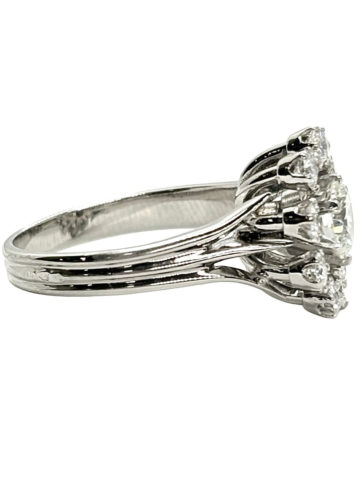 Bague solitaire en or blanc 18K sertie d’un diamant de 1,35 ct. Cette bague de joaillerie élégante met en valeur un diamant central lumineux, sublimé par l’éclat de l’or blanc 18 carats. Un modèle raffiné et intemporel, idéal comme bague de fiançailles ou bijou précieux à porter au quotidien. Cette bague diamant associe sophistication, élégance et savoir-faire joaillier pour une pièce délicate et lumineuse.