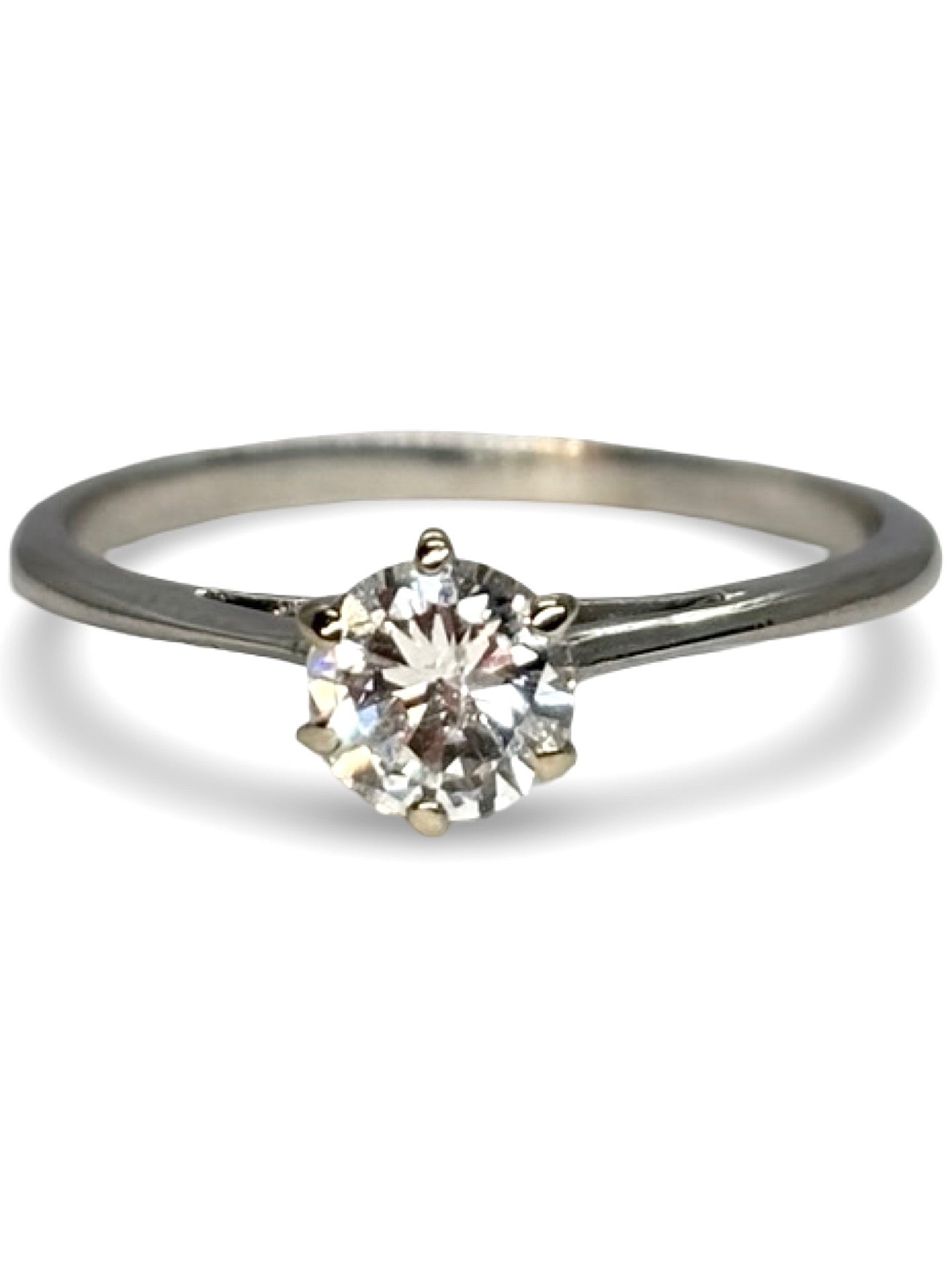 Solitaire en or blanc 18 carats serti d’un diamant taille brillant de 0,45 carat. Bague de fiançailles élégante et intemporelle, mettant en valeur la pureté et l’éclat naturel du diamant. Son design classique et raffiné souligne la pierre centrale et offre un bijou précieux, idéal pour une demande en mariage, un anniversaire ou un cadeau symbolique et durable.