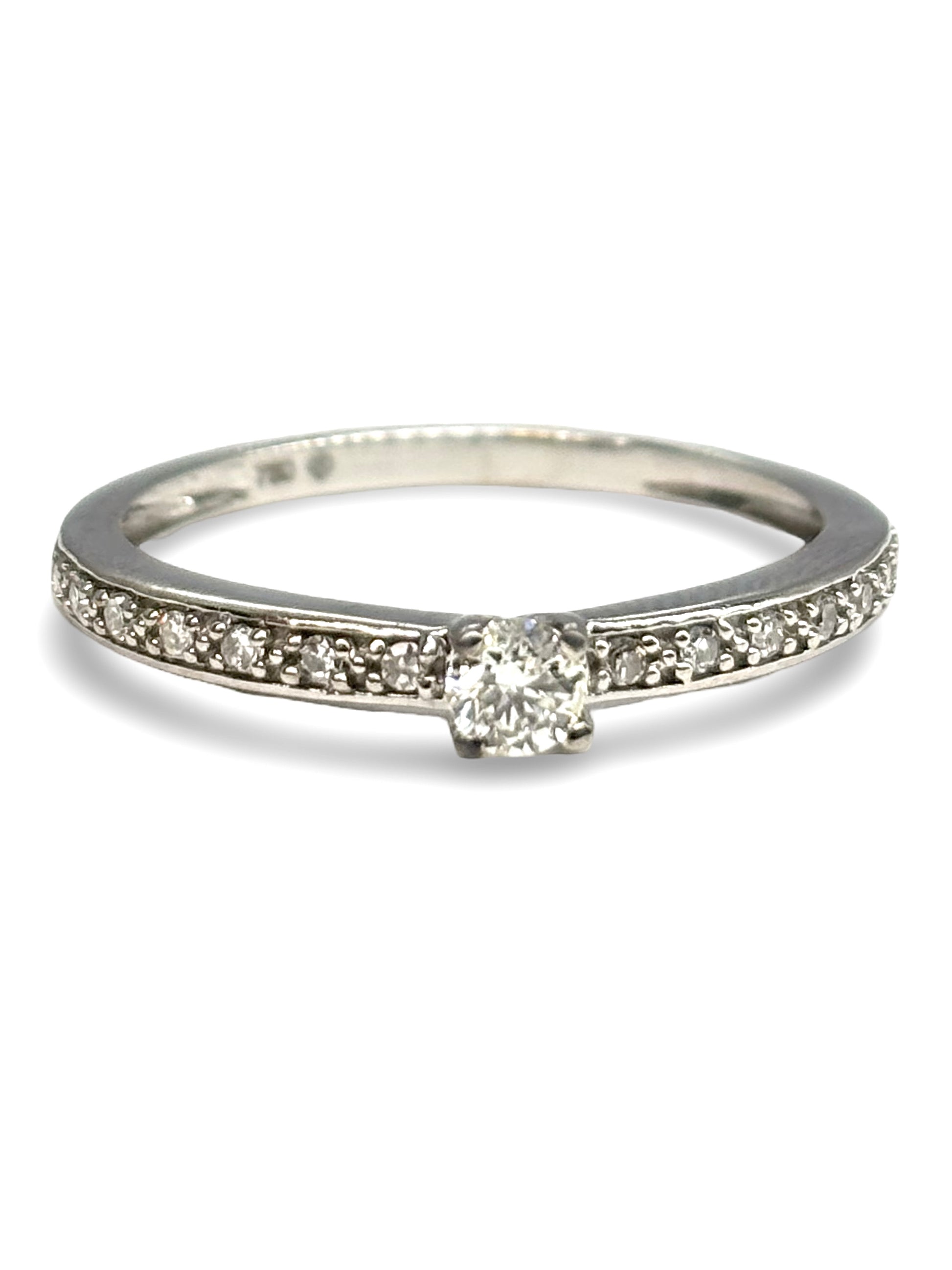 Élégante bague solitaire en or blanc, sublimée par un diamant central de 0,24 carat d’une brillance exceptionnelle. Un bijou raffiné qui incarne la pureté et l’éclat intemporel du diamant, parfait pour une demande en mariage ou pour symboliser un amour éternel avec finesse et sophistication.