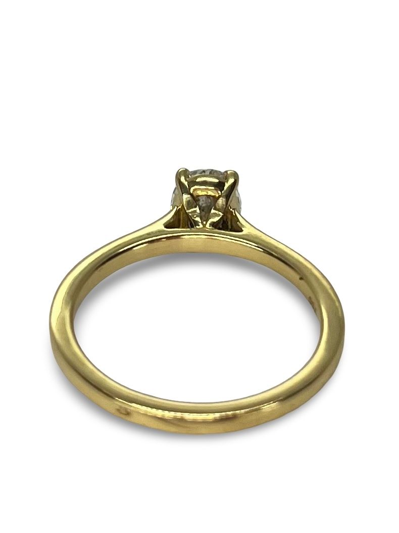 Solitaire en or jaune 18 carats, serti d’un diamant taille ovale de 0,70 carat. Ce bijou élégant allie finesse et éclat, mettant en valeur la beauté naturelle de la pierre. Parfait pour une déclaration d’amour ou une occasion spéciale, il symbolise un engagement précieux et durable avec un design classique et raffiné.