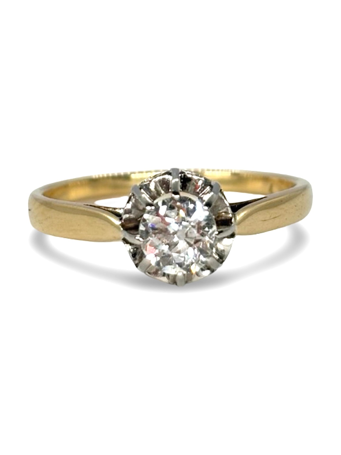 Solitaire en or jaune 18 carats serti d’un diamant de 0,50 carat. Ce bijou raffiné met en valeur l’éclat pur du diamant et la chaleur de l’or jaune. Idéal pour un engagement ou une occasion spéciale, ce solitaire allie élégance classique et modernité, offrant une brillance intemporelle et un design qui sublime la main avec finesse.
