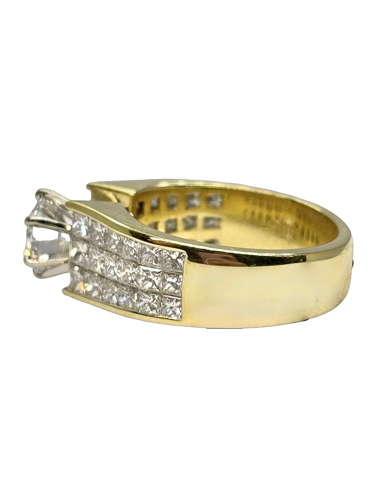 Bague solitaire en or jaune 18K (750 millièmes), sertie de diamants naturels pour un poids total de 3,10 carats. Cette bague en or jaune 18 carats met en valeur un élégant diamant central accompagné de pierres précieuses, offrant un éclat remarquable et une belle présence au doigt. Une création joaillière raffinée et intemporelle, idéale pour celles et ceux à la recherche d’une bague solitaire en or jaune ornée de diamants.