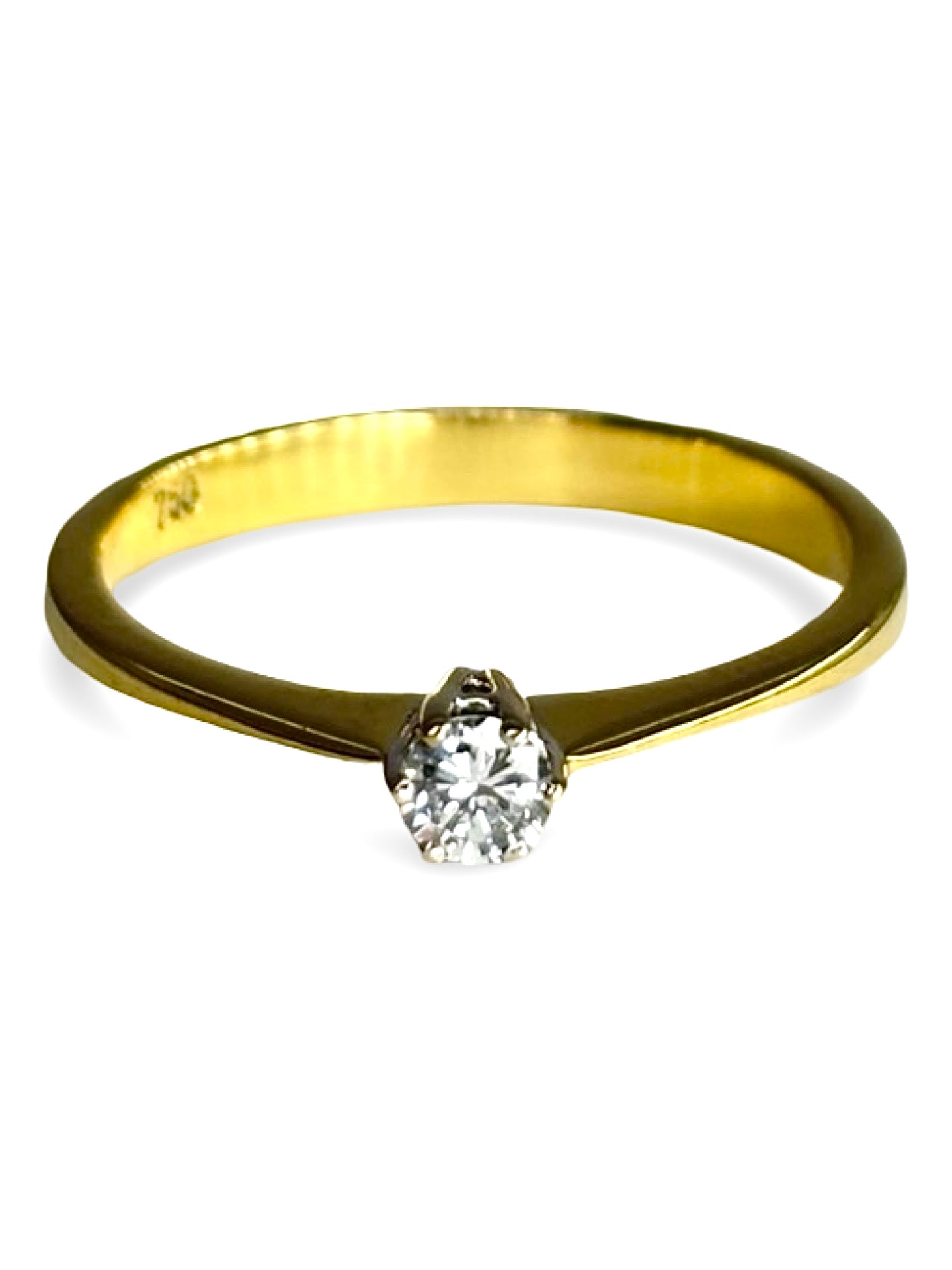 Solitaire en or jaune 18 carats serti d’un diamant taille brillant de 0,13 carat. Son design épuré met en valeur l’éclat naturel de la pierre et la chaleur lumineuse de l’or jaune. Élégante et intemporelle, cette bague incarne la simplicité raffinée et s’adapte aussi bien à une demande en mariage qu’à un bijou symbolique à porter au quotidien.