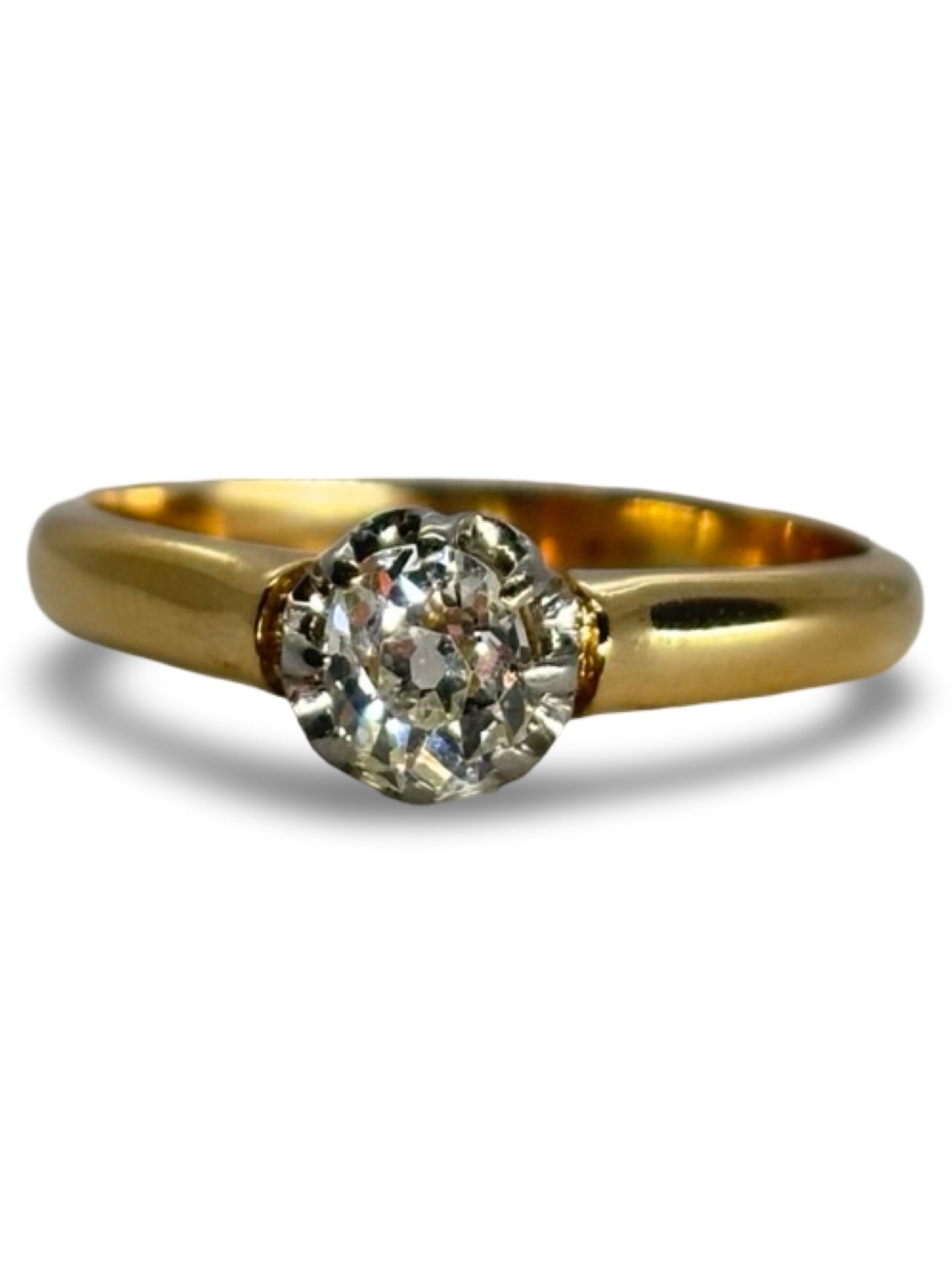 Solitaire en or jaune serti d’un diamant de 0,40 carat. Cette bague élégante met en valeur la brillance naturelle du diamant grâce à un sertissage solitaire qui sublime la pierre centrale. L’or jaune, apprécié pour sa chaleur et son éclat intemporel, contraste harmonieusement avec la pureté du diamant. Bijou raffiné et classique, ce solitaire est idéal comme bague de fiançailles ou comme symbole d’un engagement durable et précieux.