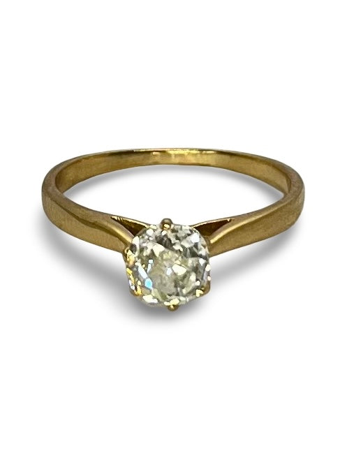 Solitaire en or jaune élégant, serti d’un diamant de 0,90 carat au scintillement intense. Ce bijou classique symbolise l’amour et l’engagement avec raffinement. Une pièce intemporelle qui allie la chaleur de l’or jaune à l’éclat exceptionnel du diamant, parfaite pour un cadeau précieux ou une demande en mariage.
