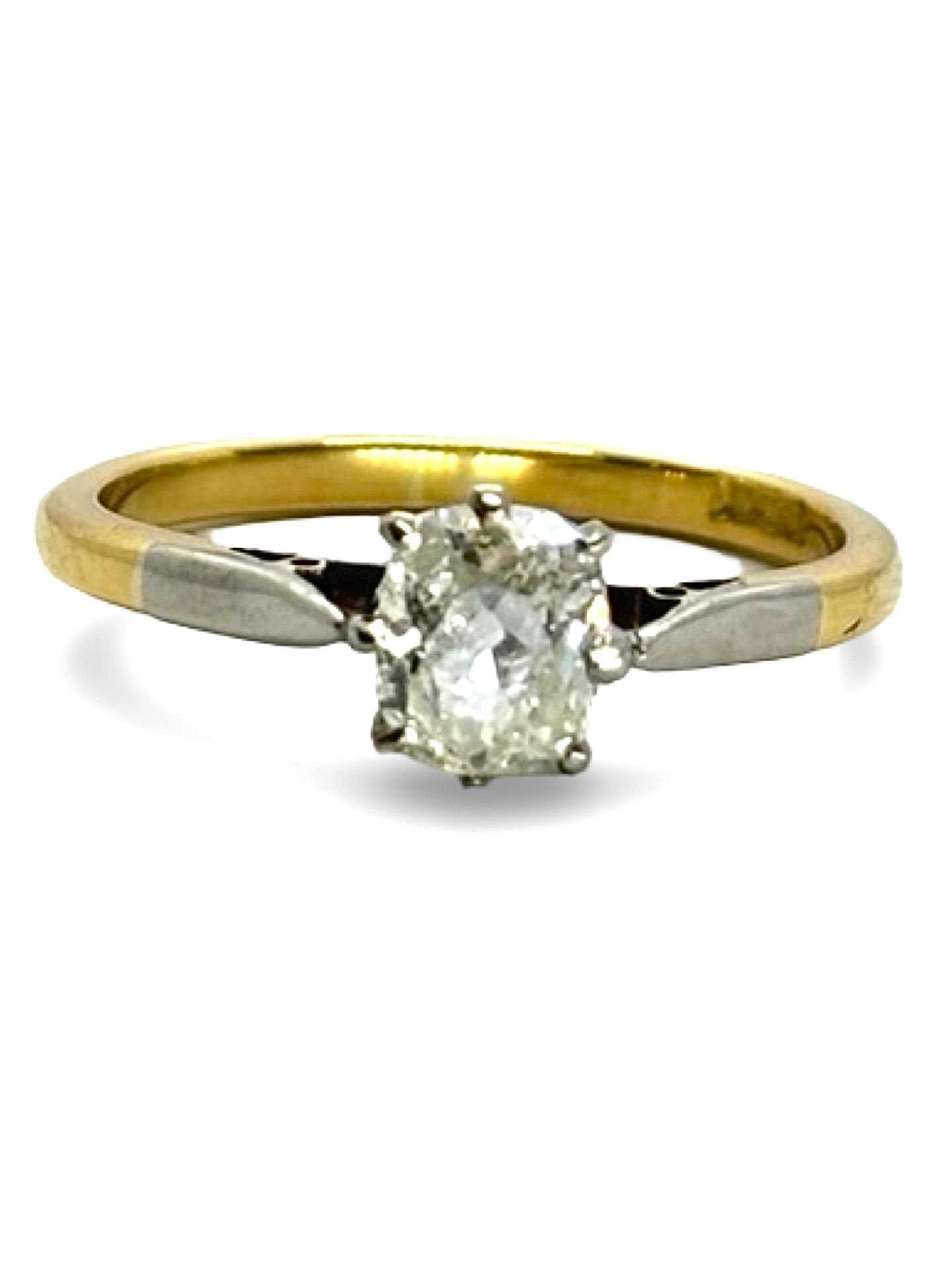 Solitaire en or jaune orné d’un diamant de taille ovale de 0,35 carat. Cette bague met en valeur la chaleur de l’or jaune associée à l’élégance d’un diamant ovale aux proportions harmonieuses. Le sertissage solitaire souligne la pierre centrale et maximise sa brillance. Bijou intemporel et raffiné, ce solitaire est parfait pour une bague de fiançailles ou un bijou symbolisant l’amour et l’élégance.