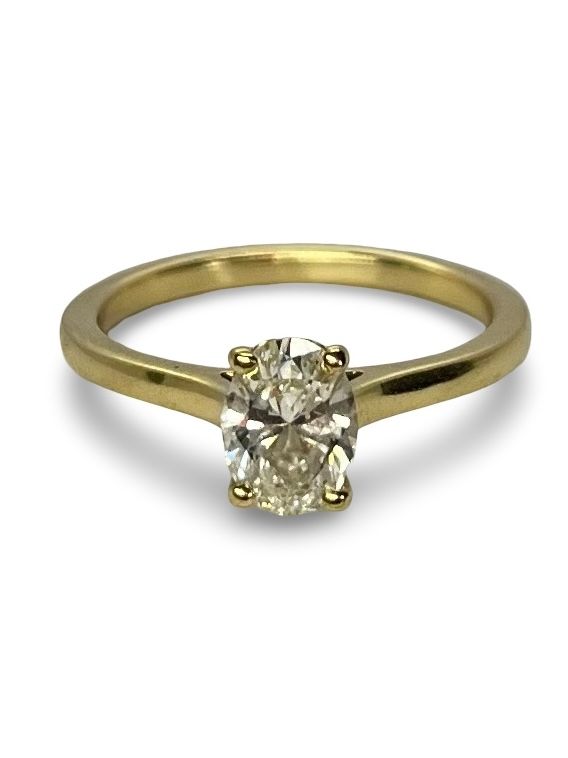 Solitaire en or jaune 18 carats, serti d’un diamant taille ovale de 0,70 carat. Ce bijou élégant allie finesse et éclat, mettant en valeur la beauté naturelle de la pierre. Parfait pour une déclaration d’amour ou une occasion spéciale, il symbolise un engagement précieux et durable avec un design classique et raffiné.