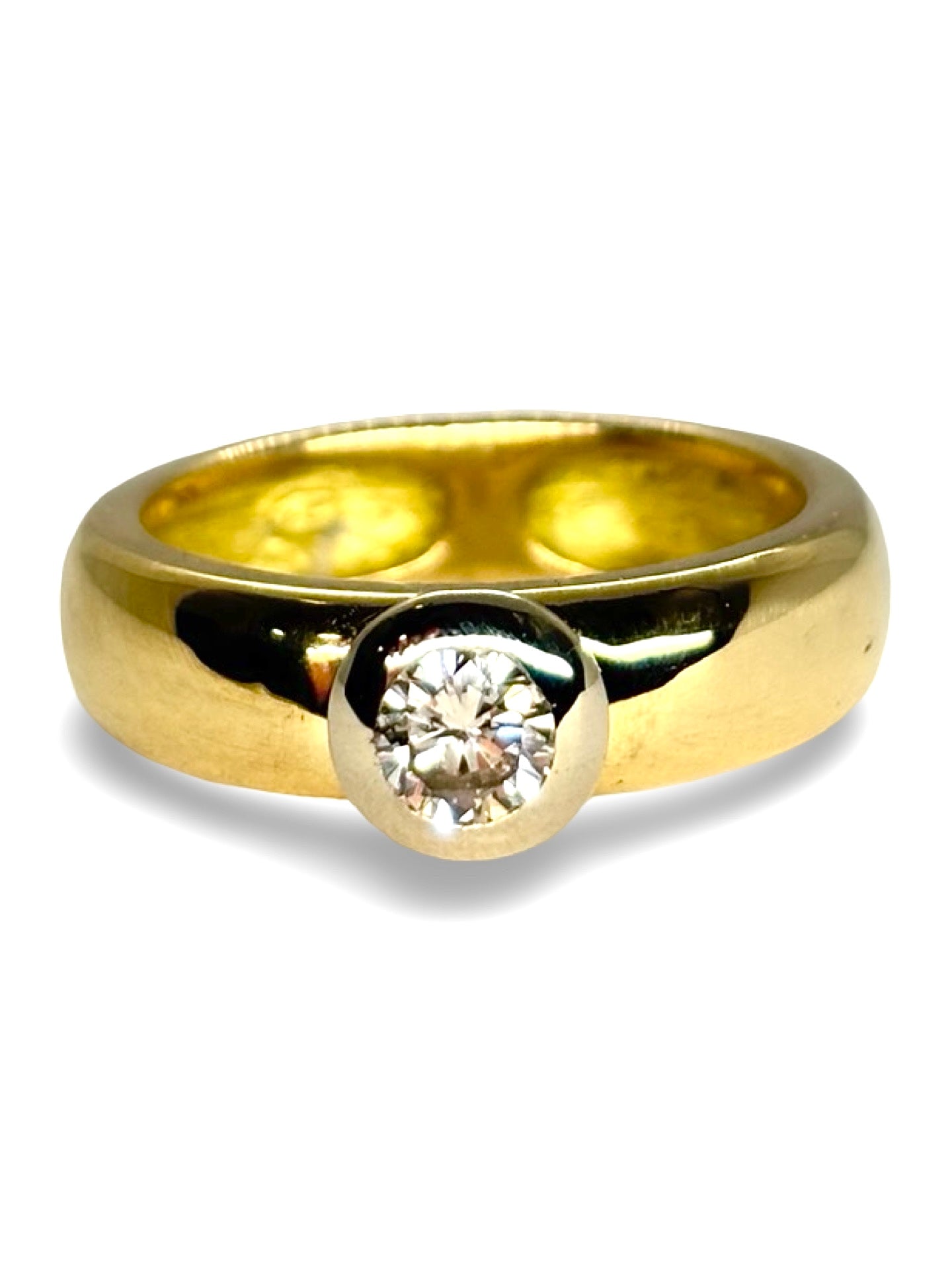 Solitaire en or jaune serti d’un diamant de 0,50 carat en serti clos. Ce bijou raffiné met en valeur l’éclat pur du diamant et la chaleur de l’or jaune. Idéal pour un engagement ou une occasion spéciale, ce solitaire allie élégance classique et modernité, offrant une brillance intemporelle qui sublime la main avec finesse et sophistication.