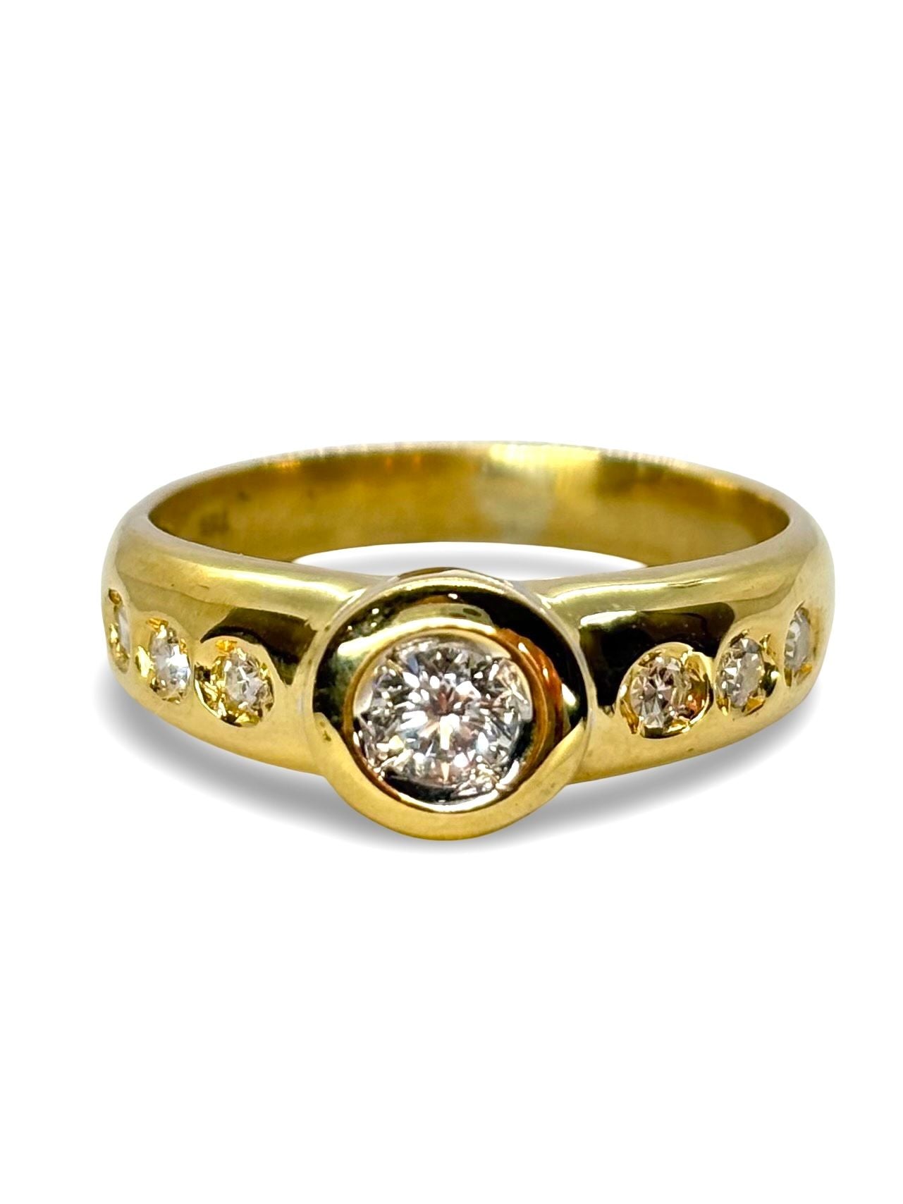 Élégant solitaire en or jaune 18 carats, sublimé par un diamant solitaire de 0,43 carat au éclat exceptionnel. Ce bijou classique et intemporel symbolise l’engagement et la pureté. Parfait pour une demande en mariage ou un cadeau précieux.