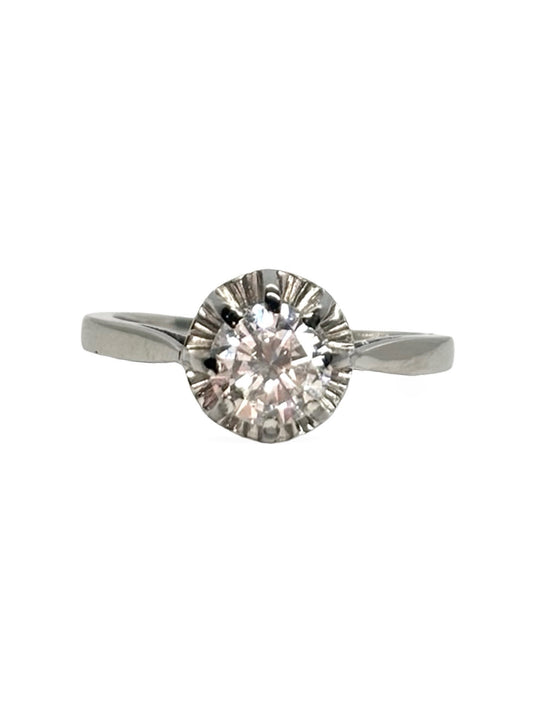 Solitaire en platine 950 serti d’un diamant de 0,85 carat, au design élégant et intemporel. Bague raffinée mettant en valeur l’éclat et la pureté de la pierre centrale. Monture en platine offrant solidité et brillance durable, idéale pour une demande en mariage ou un bijou d’exception. Une pièce précieuse alliant luxe, sobriété et sophistication.
