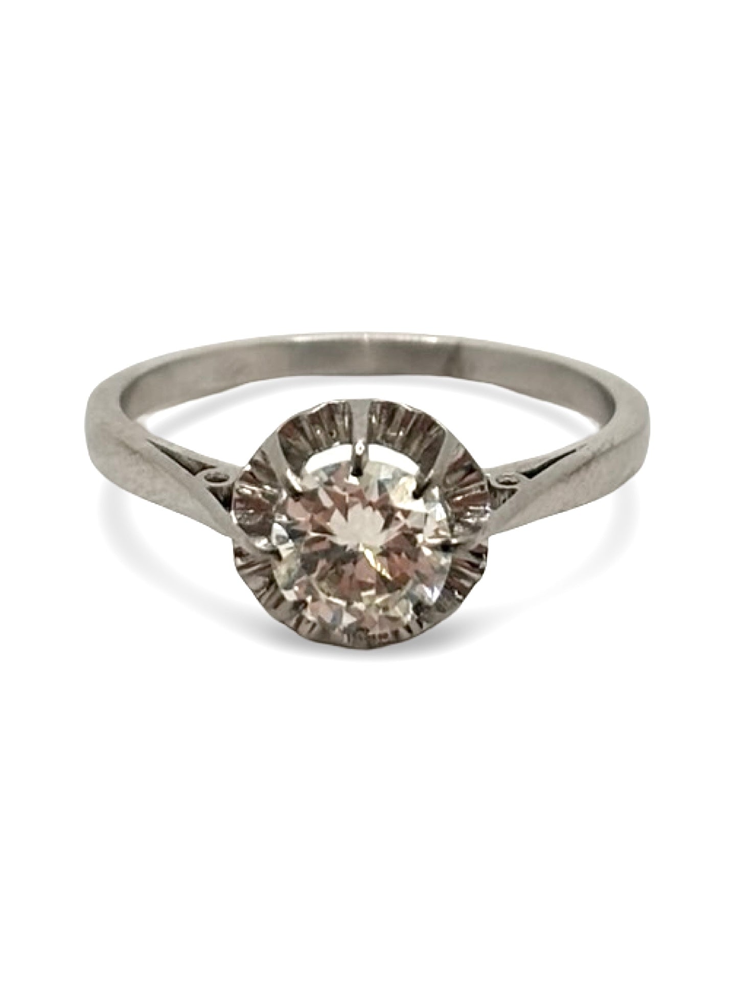 Solitaire en platine serti d’un diamant de 0,75 carat, au design élégant et épuré. Ce bijou intemporel met en valeur la pureté et l’éclat du diamant, sublimé par la finesse du platine. Une bague raffinée et classique, idéale pour les amateurs de joaillerie précieuse, de pièces uniques et de bijoux au style sophistiqué et lumineux.