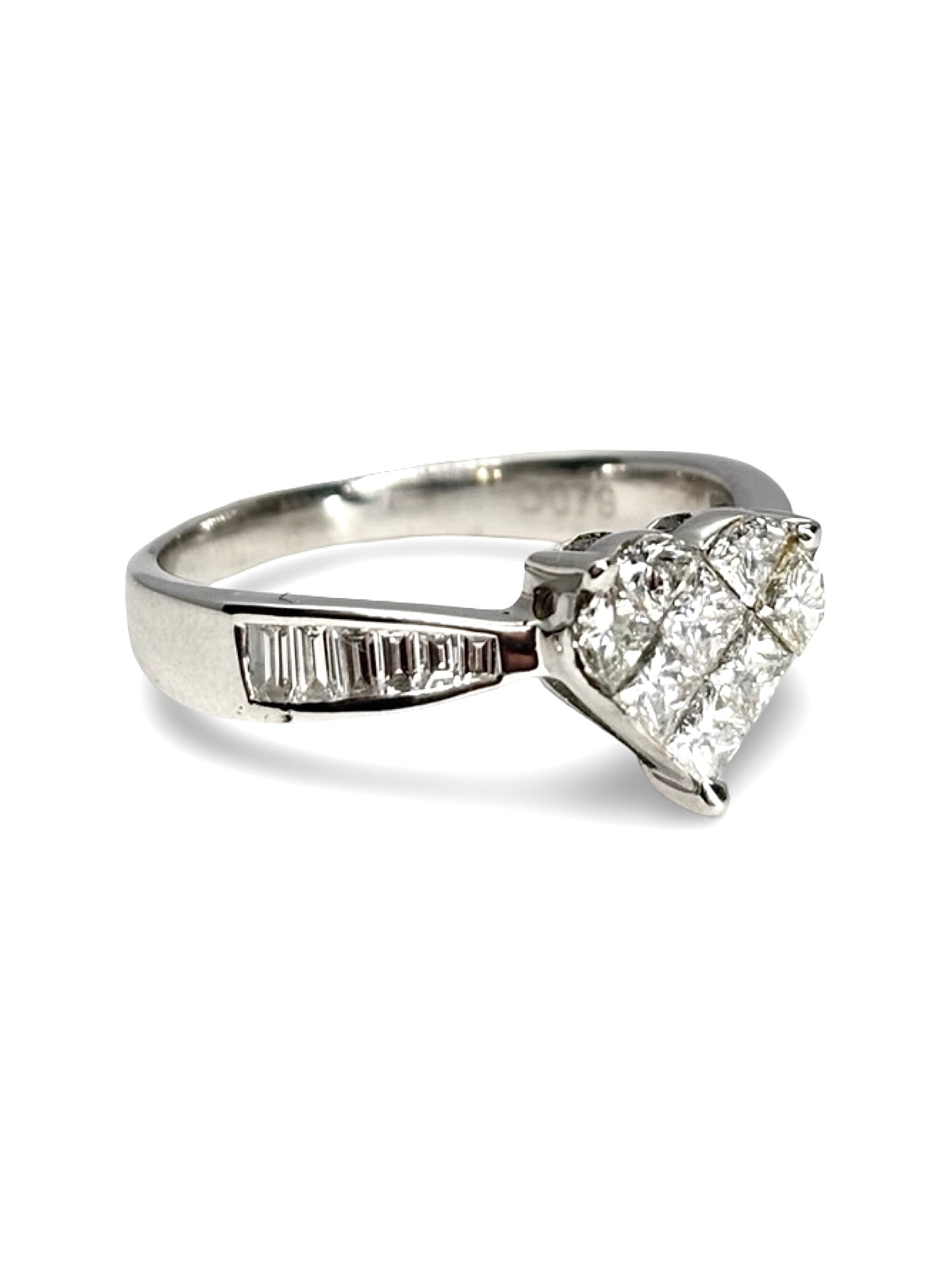 Solitaire cœur en or blanc 18 carats sublimé par un sertissage de diamants totalisant 0,79 carat. Cette bague élégante et romantique associe l’éclat de l’or blanc à la brillance des diamants pour un rendu raffiné. Un bijou intemporel, idéal pour célébrer un engagement, un anniversaire ou une occasion spéciale.