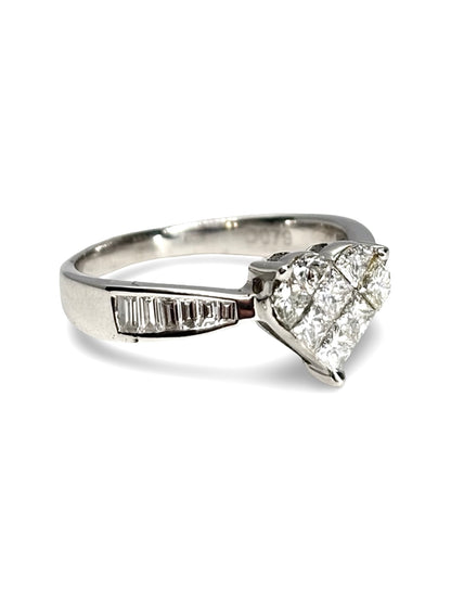 Solitaire cœur en or blanc 18 carats sublimé par un sertissage de diamants totalisant 0,79 carat. Cette bague élégante et romantique associe l’éclat de l’or blanc à la brillance des diamants pour un rendu raffiné. Un bijou intemporel, idéal pour célébrer un engagement, un anniversaire ou une occasion spéciale.