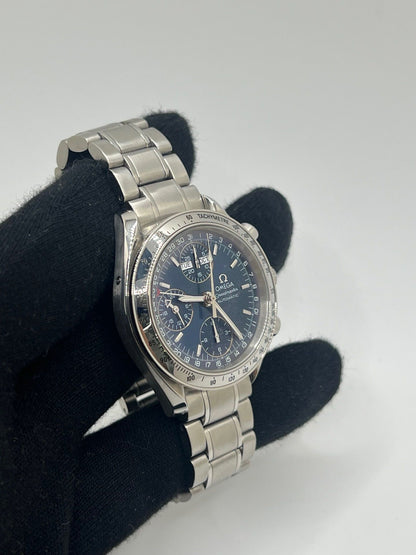 Découvrez la montre Omega Speedmaster Day Date, une icône horlogère qui incarne l’alliance parfaite entre sportivité et élégance. Ce chronographe Omega Day Date séduit par son cadran bleu profond et son boîtier en acier de 39 mm. Dotée d’un mouvement automatique Omega Speedmaster, elle offre les fonctions complètes d’un calendrier (jour, date, mois) et un tachymètre. Cette montre automatique Omega Speedmaster est animée par le calibre 1151 et dispose d’une réserve de marche de 44 heures.