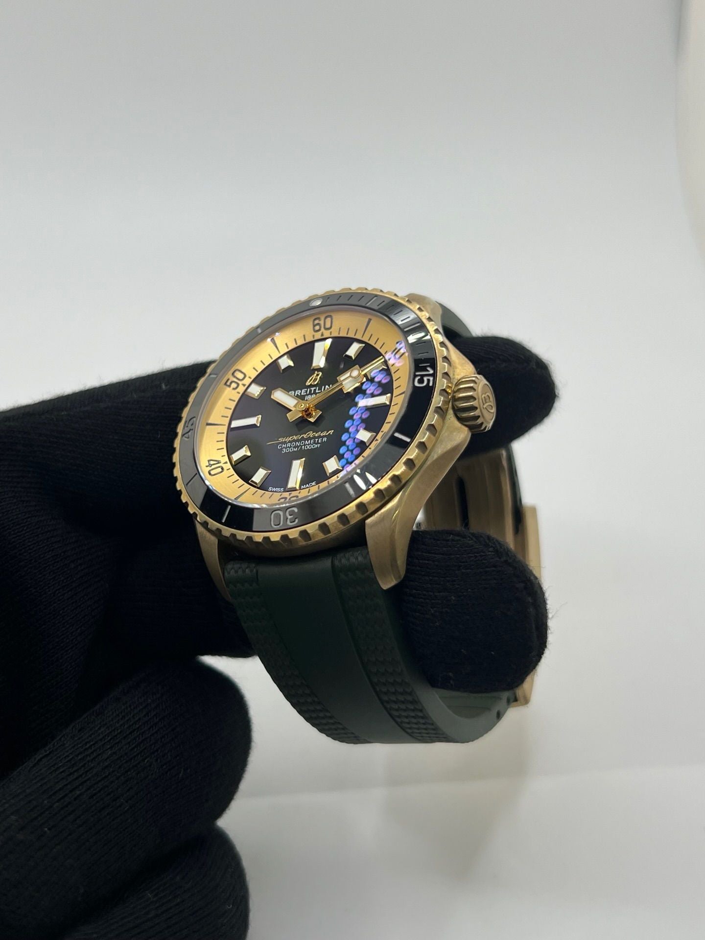 Montre Breitling Superocean 42 référence N17375201L1S1 en bronze, équipée d’un mouvement automatique précis et d’un calibre Breitling 17. Modèle de plongée haut de gamme doté d’un cadran vert, d’une lunette en céramique et d’un bracelet en caoutchouc assorti. Étanche 30 ATM, verre saphir, diamètre 42 mm. Montre d’occasion en très bon état avec légères traces d’usure.