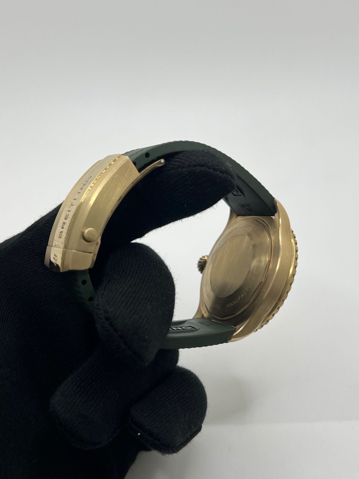 Montre Breitling Superocean 42 référence N17375201L1S1 en bronze, équipée d’un mouvement automatique précis et d’un calibre Breitling 17. Modèle de plongée haut de gamme doté d’un cadran vert, d’une lunette en céramique et d’un bracelet en caoutchouc assorti. Étanche 30 ATM, verre saphir, diamètre 42 mm. Montre d’occasion en très bon état avec légères traces d’usure.