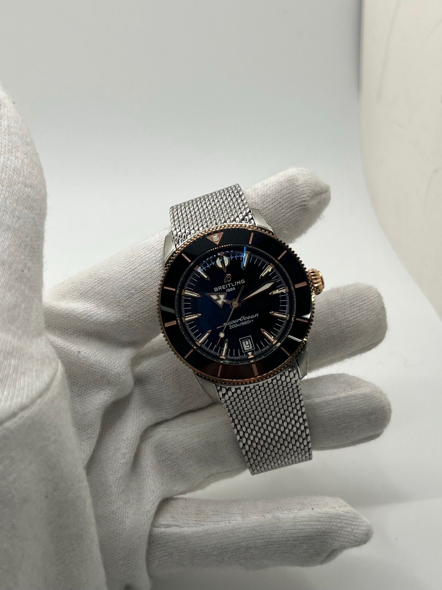 Montre de plongée Breitling Superocean Heritage 42 en or et acier, équipée d’un mouvement automatique et d’une réserve de marche longue durée. Boîtier de 42 mm, cadran noir, verre saphir et bracelet acier. Modèle moderne et robuste, étanche à 20 ATM, idéal pour un usage quotidien ou sportif. Référence UB3111241B1A1, état neuf, jamais portée.