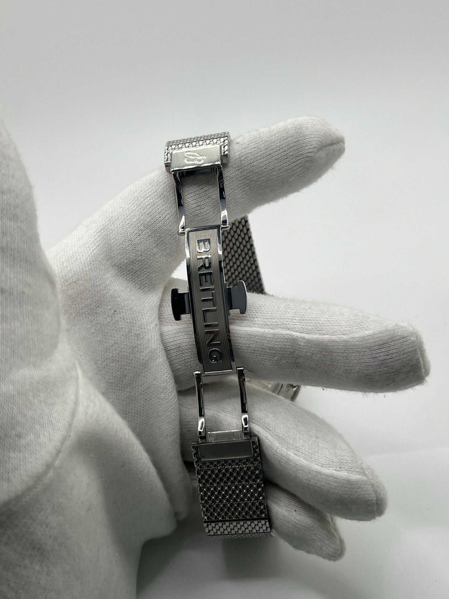 Montre de plongée Breitling Superocean Heritage 42 en or et acier, équipée d’un mouvement automatique et d’une réserve de marche longue durée. Boîtier de 42 mm, cadran noir, verre saphir et bracelet acier. Modèle moderne et robuste, étanche à 20 ATM, idéal pour un usage quotidien ou sportif. Référence UB3111241B1A1, état neuf, jamais portée.