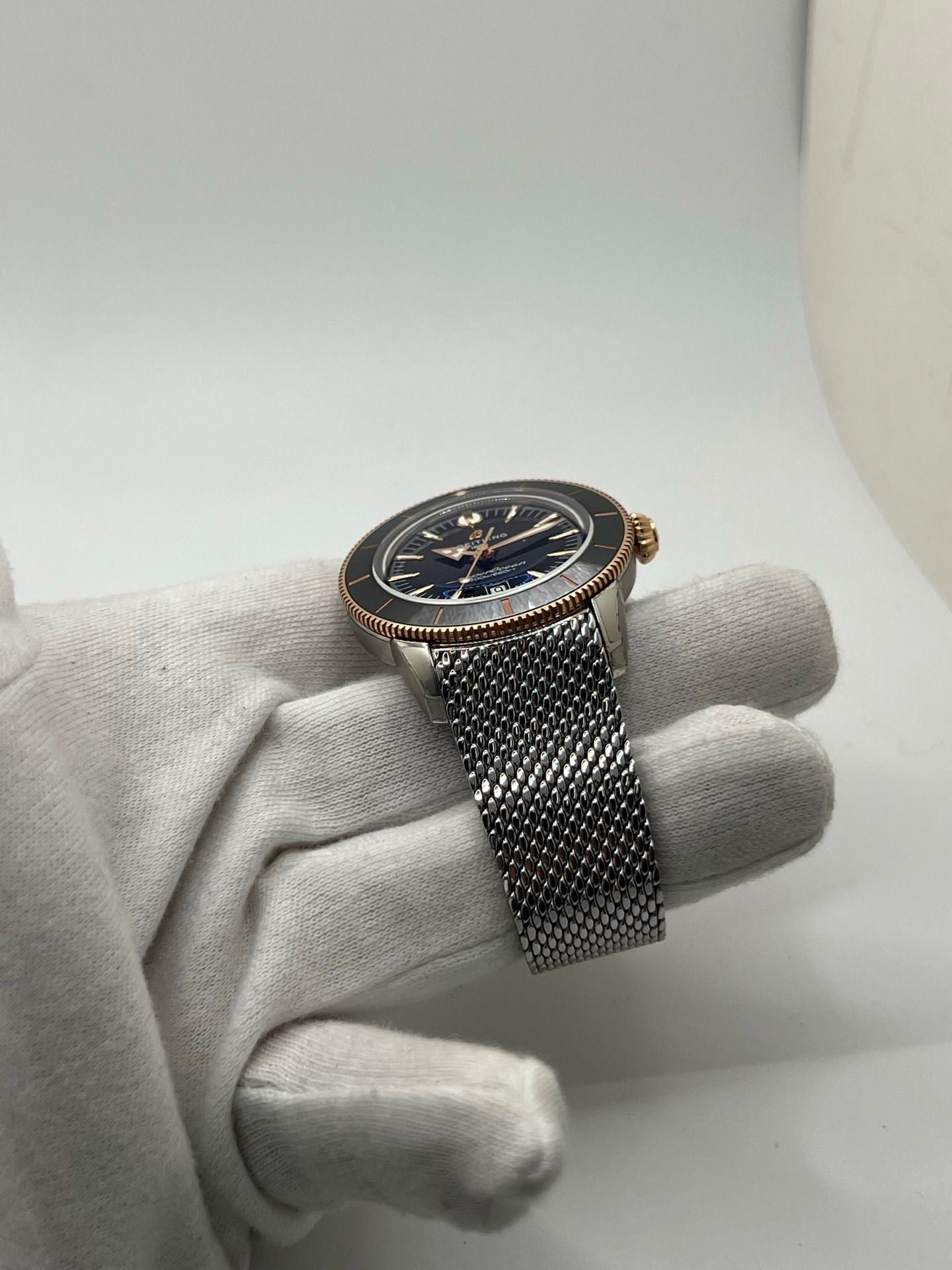 Montre de plongée Breitling Superocean Heritage 42 en or et acier, équipée d’un mouvement automatique et d’une réserve de marche longue durée. Boîtier de 42 mm, cadran noir, verre saphir et bracelet acier. Modèle moderne et robuste, étanche à 20 ATM, idéal pour un usage quotidien ou sportif. Référence UB3111241B1A1, état neuf, jamais portée.