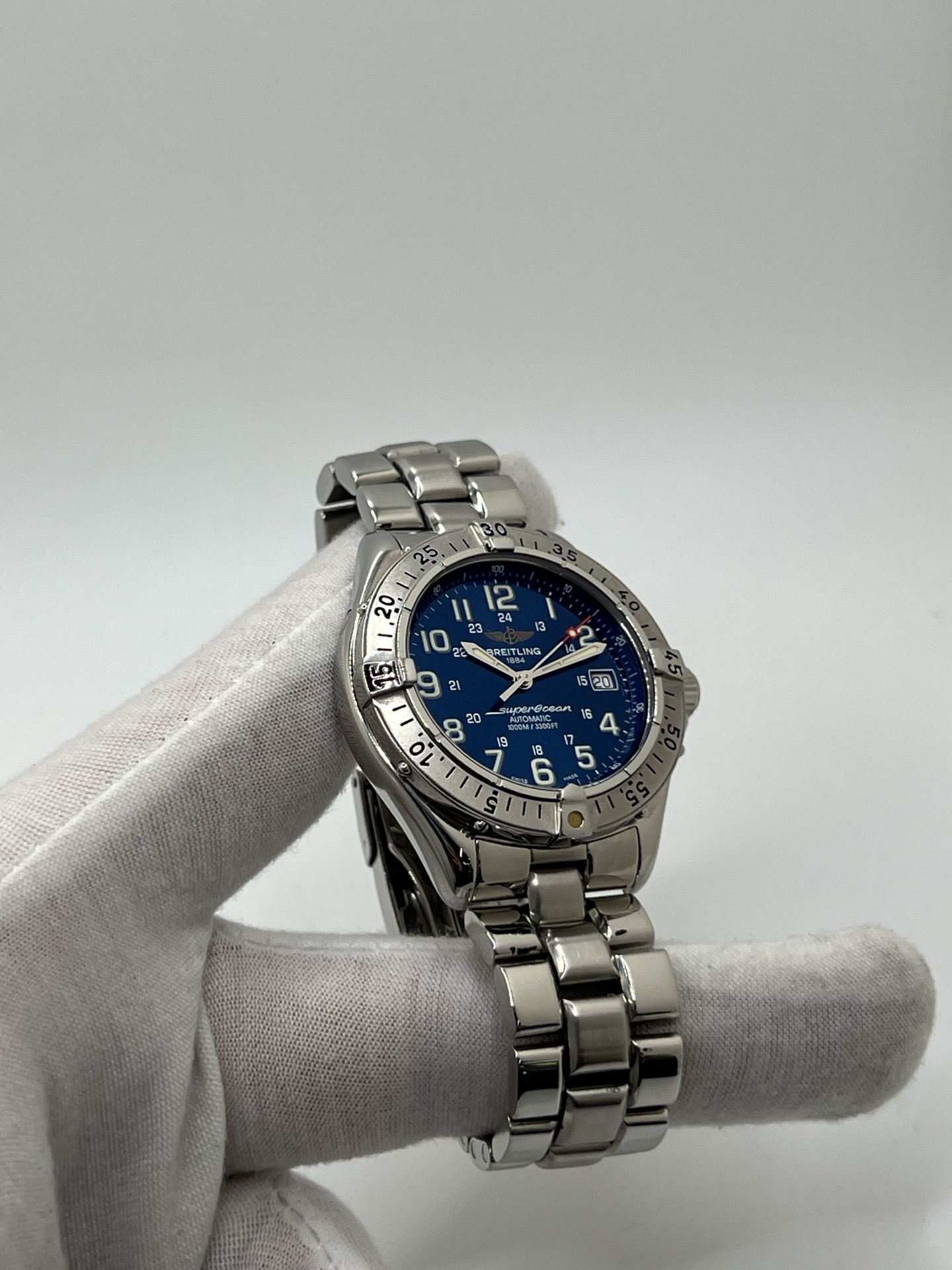 Montre de plongée automatique Superocean A17040 en acier avec cadran bleu, lunette robuste et bracelet acier. Modèle sportif et élégant doté d’un verre saphir, d’un affichage de la date et d’une étanchéité professionnelle. Idéal pour un usage quotidien comme pour les activités nautiques.