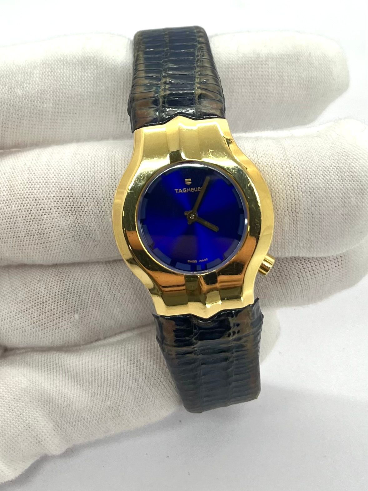 Laissez-vous séduire par l’élégance affirmée de la TAG Heuer Alter Ego pour femme en or 18K, une pièce d’exception qui reflète la force et la sophistication au féminin. Ce modèle raffiné allie la précision suisse à un design audacieux, avec une finition en or massif 18 carats qui en fait un bijou autant qu’un garde-temps. Parfait pour les amatrices de montres de luxe au style distinctif et intemporel.