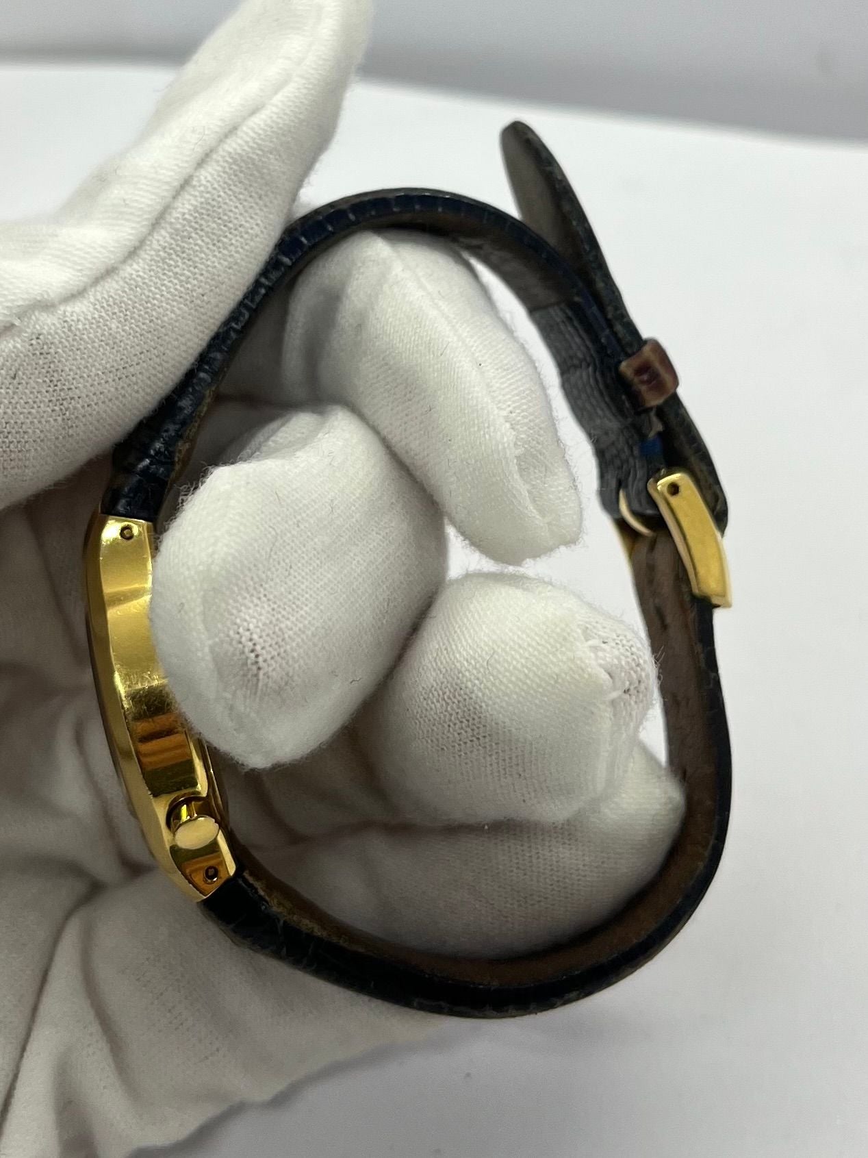 Laissez-vous séduire par l’élégance affirmée de la TAG Heuer Alter Ego pour femme en or 18K, une pièce d’exception qui reflète la force et la sophistication au féminin. Ce modèle raffiné allie la précision suisse à un design audacieux, avec une finition en or massif 18 carats qui en fait un bijou autant qu’un garde-temps. Parfait pour les amatrices de montres de luxe au style distinctif et intemporel.