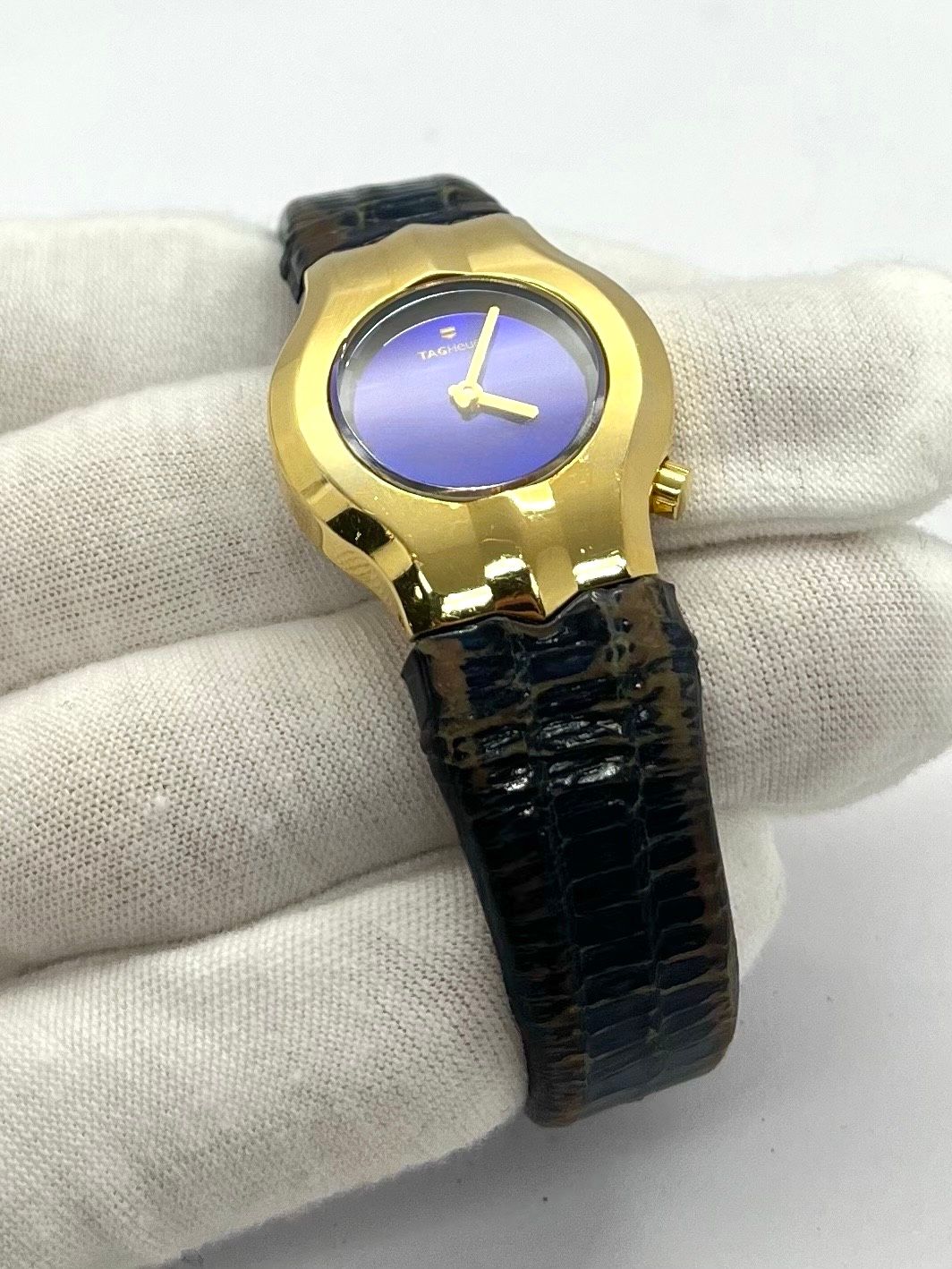 Laissez-vous séduire par l’élégance affirmée de la TAG Heuer Alter Ego pour femme en or 18K, une pièce d’exception qui reflète la force et la sophistication au féminin. Ce modèle raffiné allie la précision suisse à un design audacieux, avec une finition en or massif 18 carats qui en fait un bijou autant qu’un garde-temps. Parfait pour les amatrices de montres de luxe au style distinctif et intemporel.
