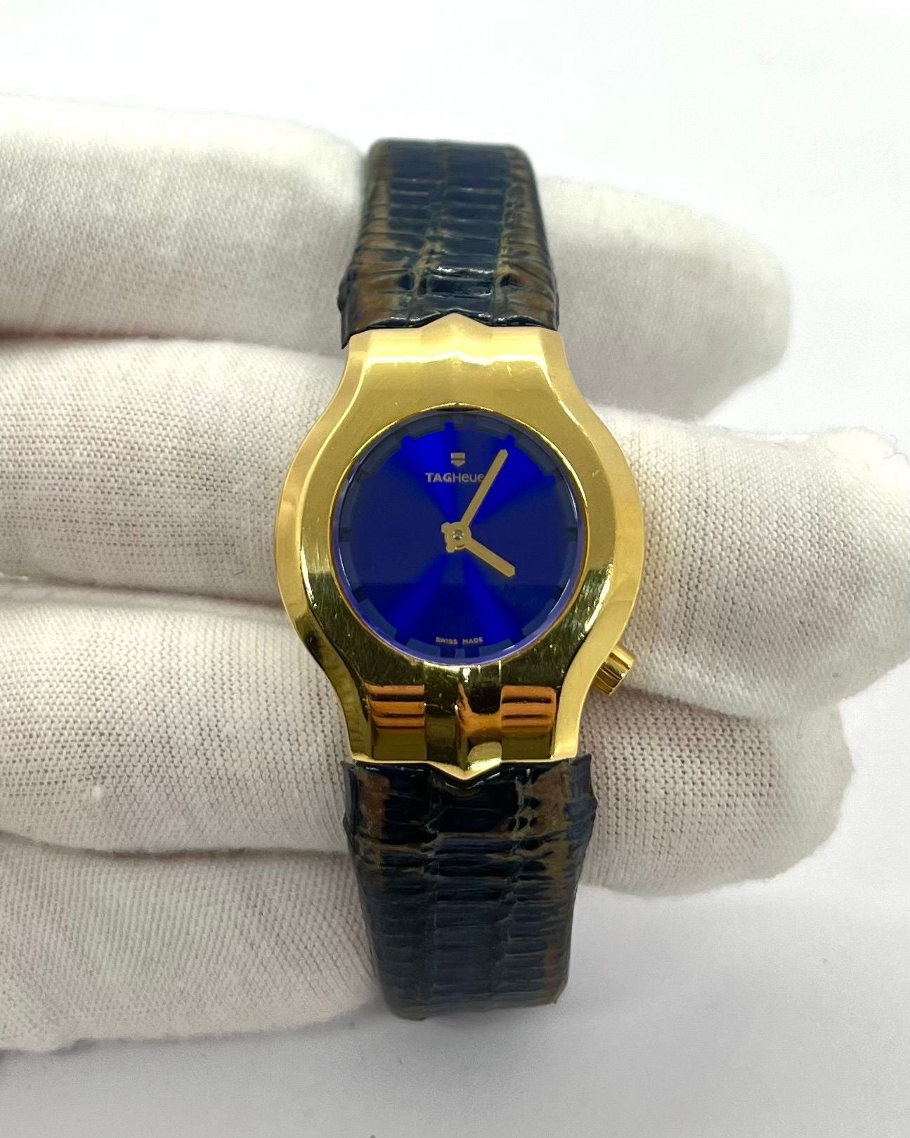 Laissez-vous séduire par l’élégance affirmée de la TAG Heuer Alter Ego pour femme en or 18K, une pièce d’exception qui reflète la force et la sophistication au féminin. Ce modèle raffiné allie la précision suisse à un design audacieux, avec une finition en or massif 18 carats qui en fait un bijou autant qu’un garde-temps. Parfait pour les amatrices de montres de luxe au style distinctif et intemporel.