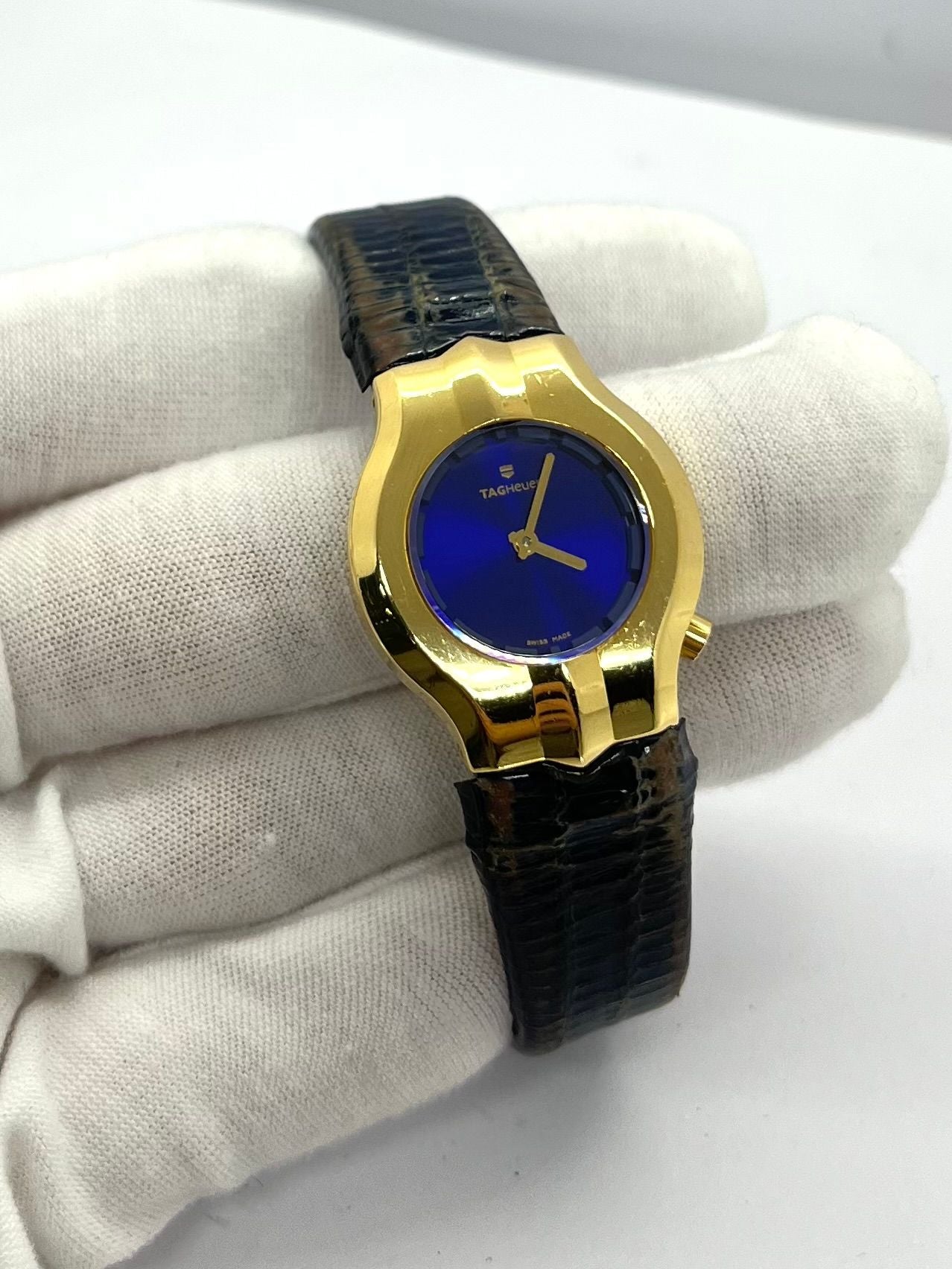 Laissez-vous séduire par l’élégance affirmée de la TAG Heuer Alter Ego pour femme en or 18K, une pièce d’exception qui reflète la force et la sophistication au féminin. Ce modèle raffiné allie la précision suisse à un design audacieux, avec une finition en or massif 18 carats qui en fait un bijou autant qu’un garde-temps. Parfait pour les amatrices de montres de luxe au style distinctif et intemporel.