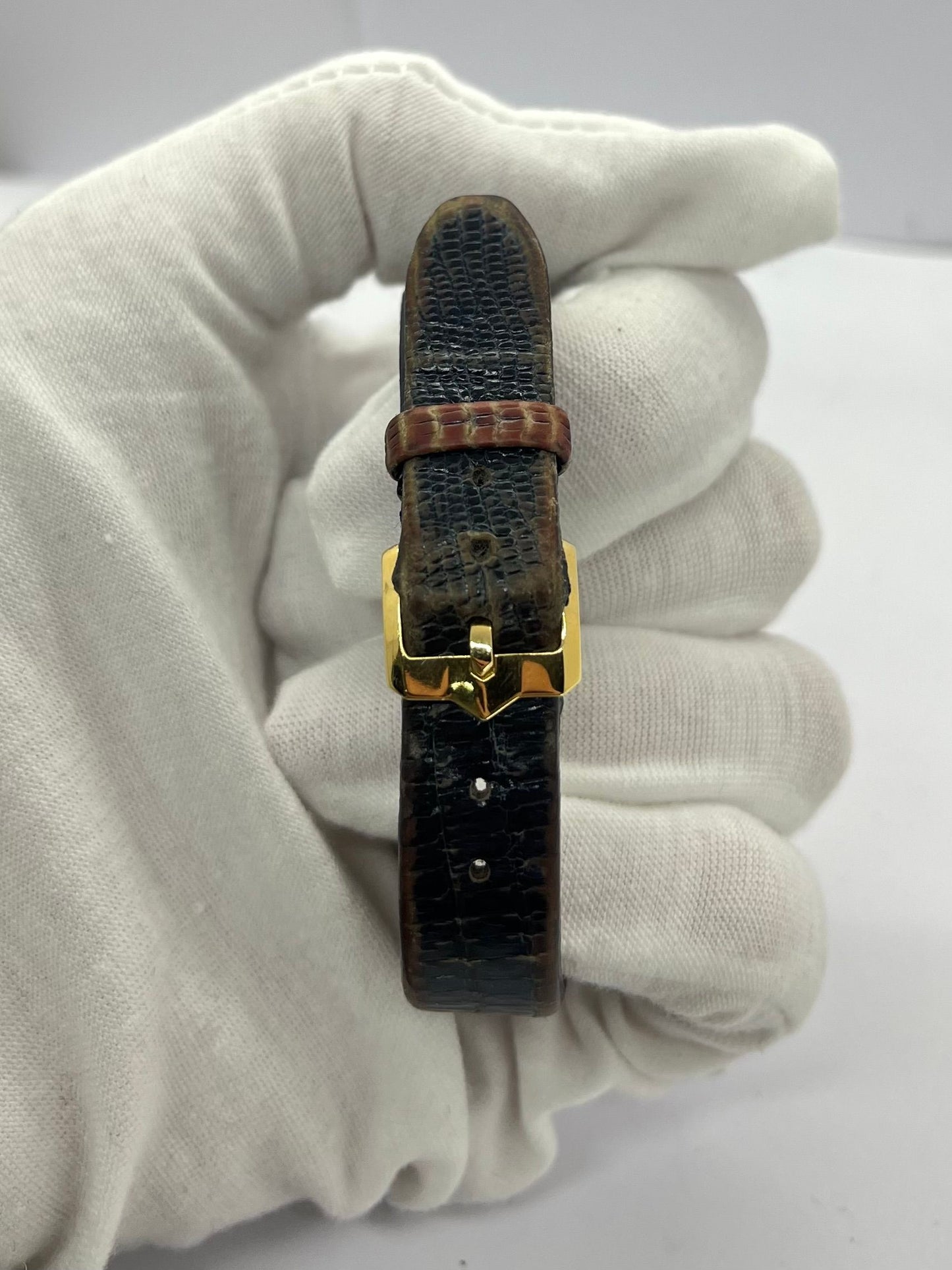 Laissez-vous séduire par l’élégance affirmée de la TAG Heuer Alter Ego pour femme en or 18K, une pièce d’exception qui reflète la force et la sophistication au féminin. Ce modèle raffiné allie la précision suisse à un design audacieux, avec une finition en or massif 18 carats qui en fait un bijou autant qu’un garde-temps. Parfait pour les amatrices de montres de luxe au style distinctif et intemporel.