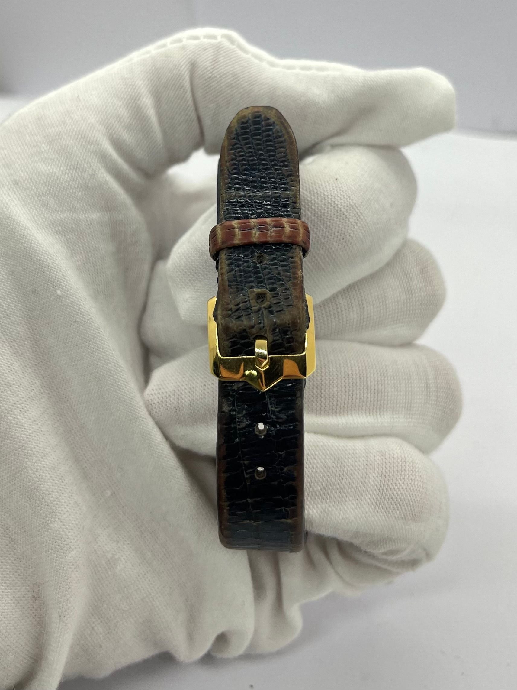 Laissez-vous séduire par l’élégance affirmée de la TAG Heuer Alter Ego pour femme en or 18K, une pièce d’exception qui reflète la force et la sophistication au féminin. Ce modèle raffiné allie la précision suisse à un design audacieux, avec une finition en or massif 18 carats qui en fait un bijou autant qu’un garde-temps. Parfait pour les amatrices de montres de luxe au style distinctif et intemporel.