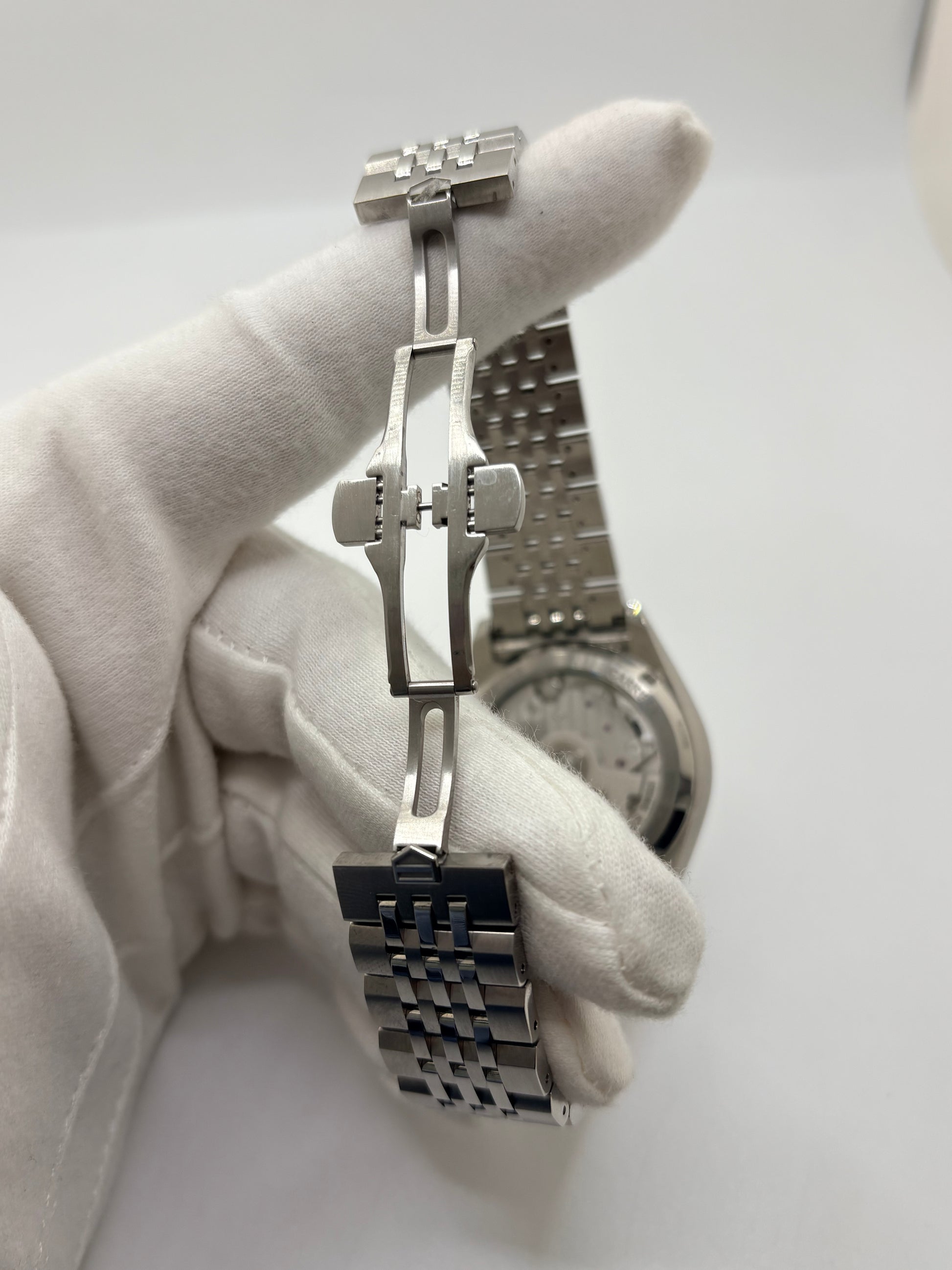 Découvrez la montre d'occasion TAG Heuer Carrera CBS2210.BA0048 en très bon état. Ce chronographe automatique pour homme mesure 39 mm de diamètre et présente un boîtier en acier, un verre saphir ainsi qu'un cadran noir élégant. Il est animé par le calibre TH20-00 performant, offrant 80 heures de réserve de marche avec fonction date et tachymètre. Ce garde-temps révisé en 2026 est livré complet avec son coffret d'origine et ses papiers. Une pièce horlogère d'exception disponible à Paris.