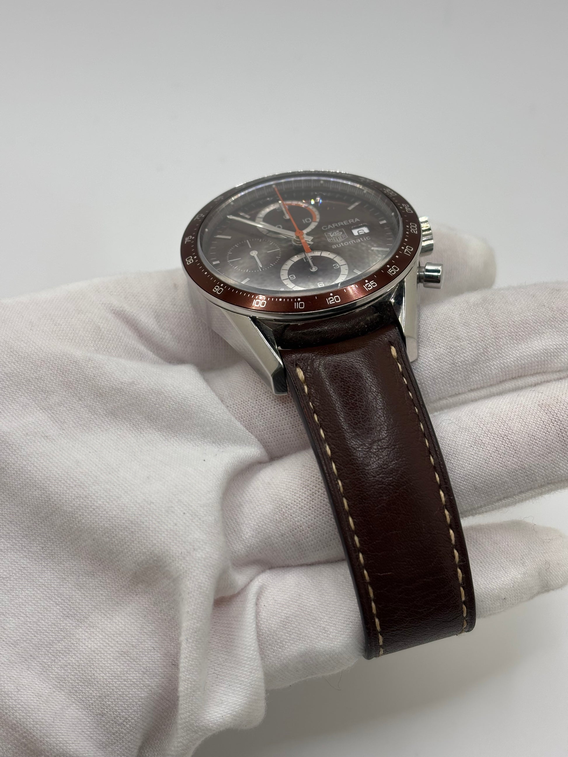 Montre chronographe automatique TAG Heuer Carrera Calibre 16 en acier de 41 mm, dotée d’un cadran brun élégant et d’un verre saphir résistant aux rayures. Ce modèle homme au design sportif et raffiné est équipé d’un mouvement automatique Calibre 16 offrant 42 heures de réserve de marche. Bracelet en cuir brun avec boucle déployante en acier, fonctions chronographe et date, étanchéité 5 ATM, montre suisse de caractère idéale pour un usage quotidien ou une collection horlogère.