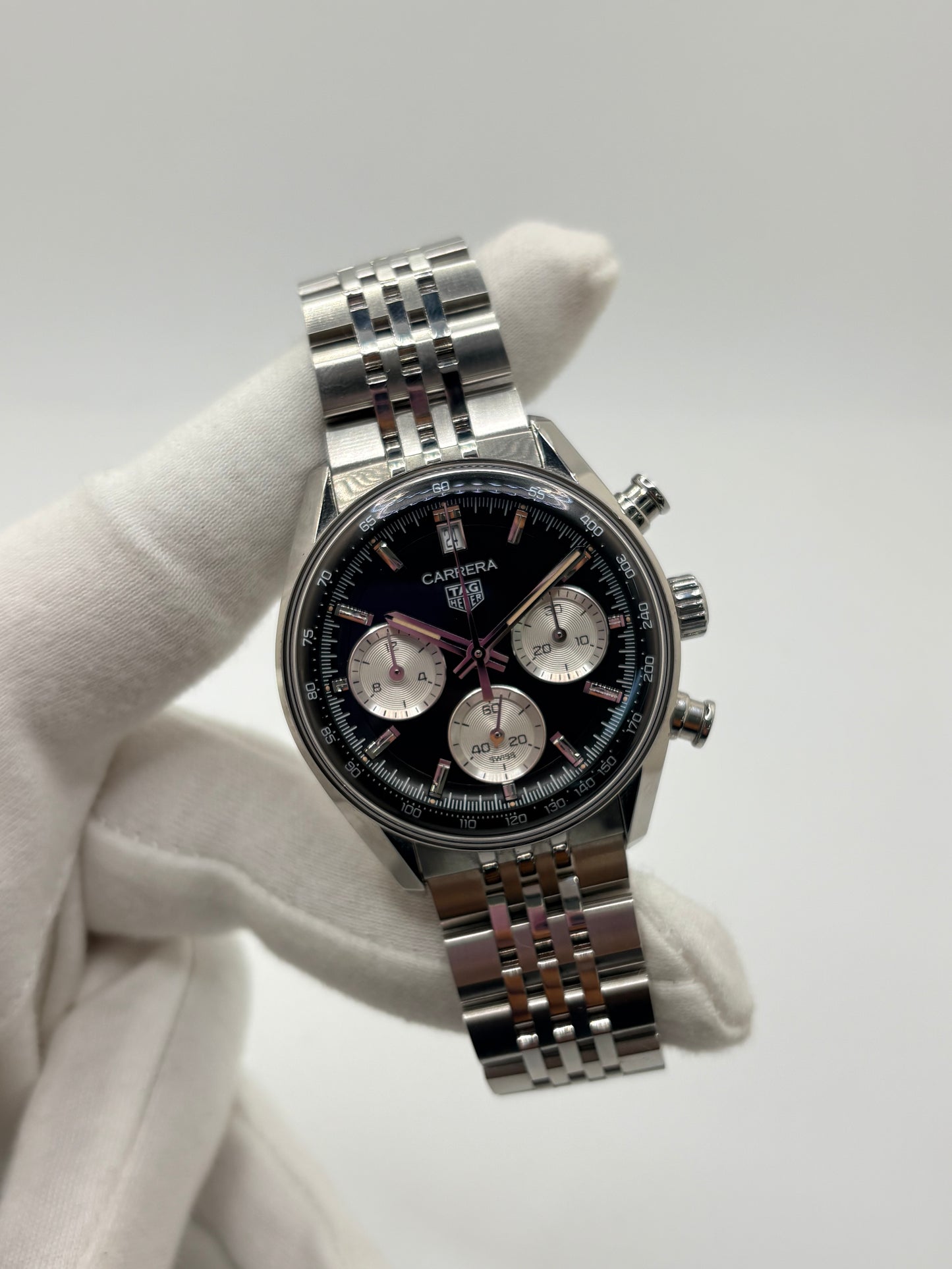 Découvrez la montre d'occasion TAG Heuer Carrera CBS2210.BA0048 en très bon état. Ce chronographe automatique pour homme mesure 39 mm de diamètre et présente un boîtier en acier, un verre saphir ainsi qu'un cadran noir élégant. Il est animé par le calibre TH20-00 performant, offrant 80 heures de réserve de marche avec fonction date et tachymètre. Ce garde-temps révisé en 2026 est livré complet avec son coffret d'origine et ses papiers. Une pièce horlogère d'exception disponible à Paris.