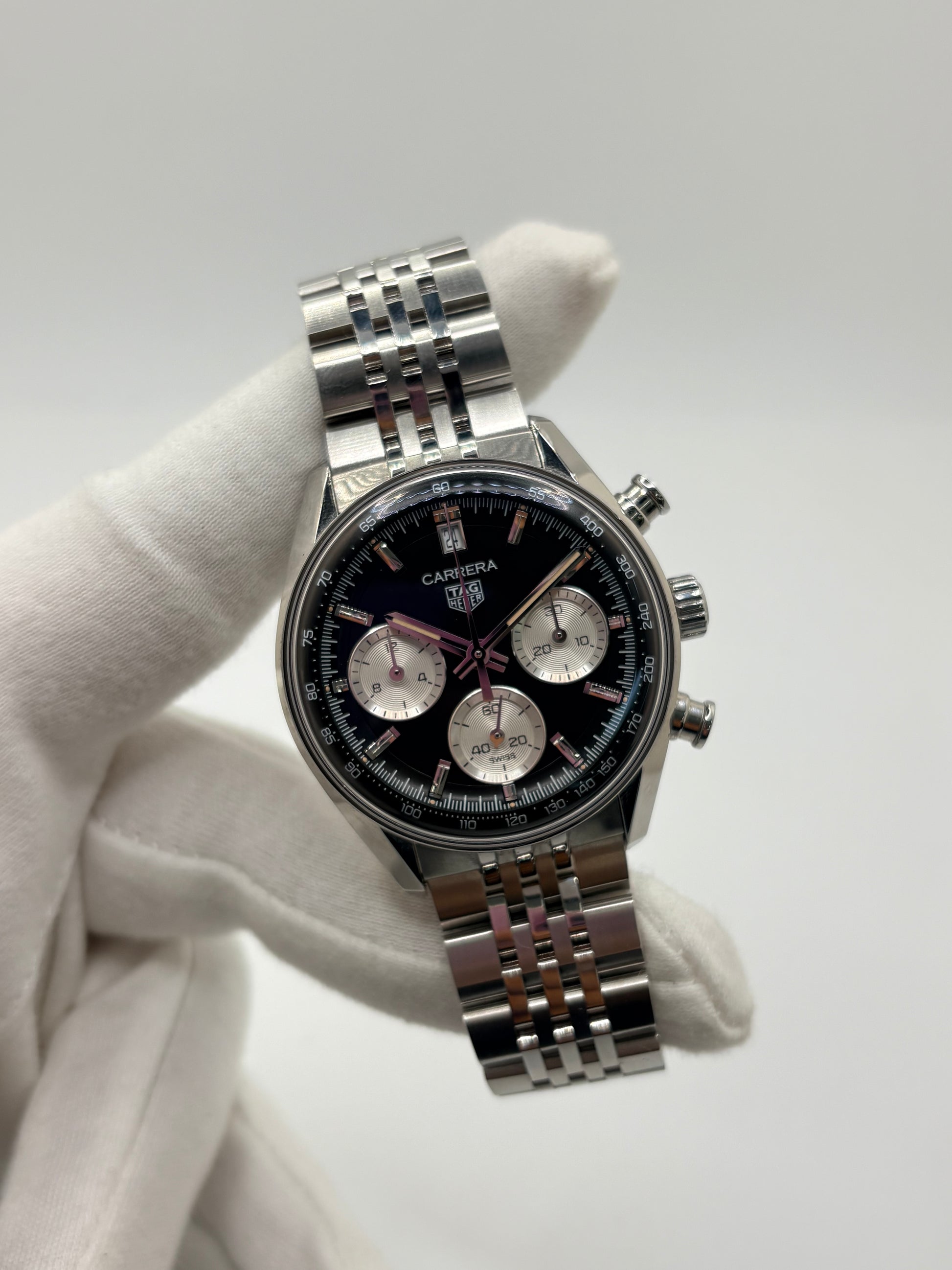 Découvrez la montre d'occasion TAG Heuer Carrera CBS2210.BA0048 en très bon état. Ce chronographe automatique pour homme mesure 39 mm de diamètre et présente un boîtier en acier, un verre saphir ainsi qu'un cadran noir élégant. Il est animé par le calibre TH20-00 performant, offrant 80 heures de réserve de marche avec fonction date et tachymètre. Ce garde-temps révisé en 2026 est livré complet avec son coffret d'origine et ses papiers. Une pièce horlogère d'exception disponible à Paris.