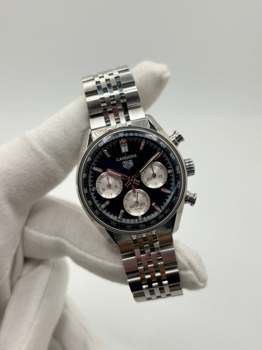 Découvrez la montre d'occasion TAG Heuer Carrera CBS2210.BA0048 en très bon état. Ce chronographe automatique pour homme mesure 39 mm de diamètre et présente un boîtier en acier, un verre saphir ainsi qu'un cadran noir élégant. Il est animé par le calibre TH20-00 performant, offrant 80 heures de réserve de marche avec fonction date et tachymètre. Ce garde-temps révisé en 2026 est livré complet avec son coffret d'origine et ses papiers. Une pièce horlogère d'exception disponible à Paris.