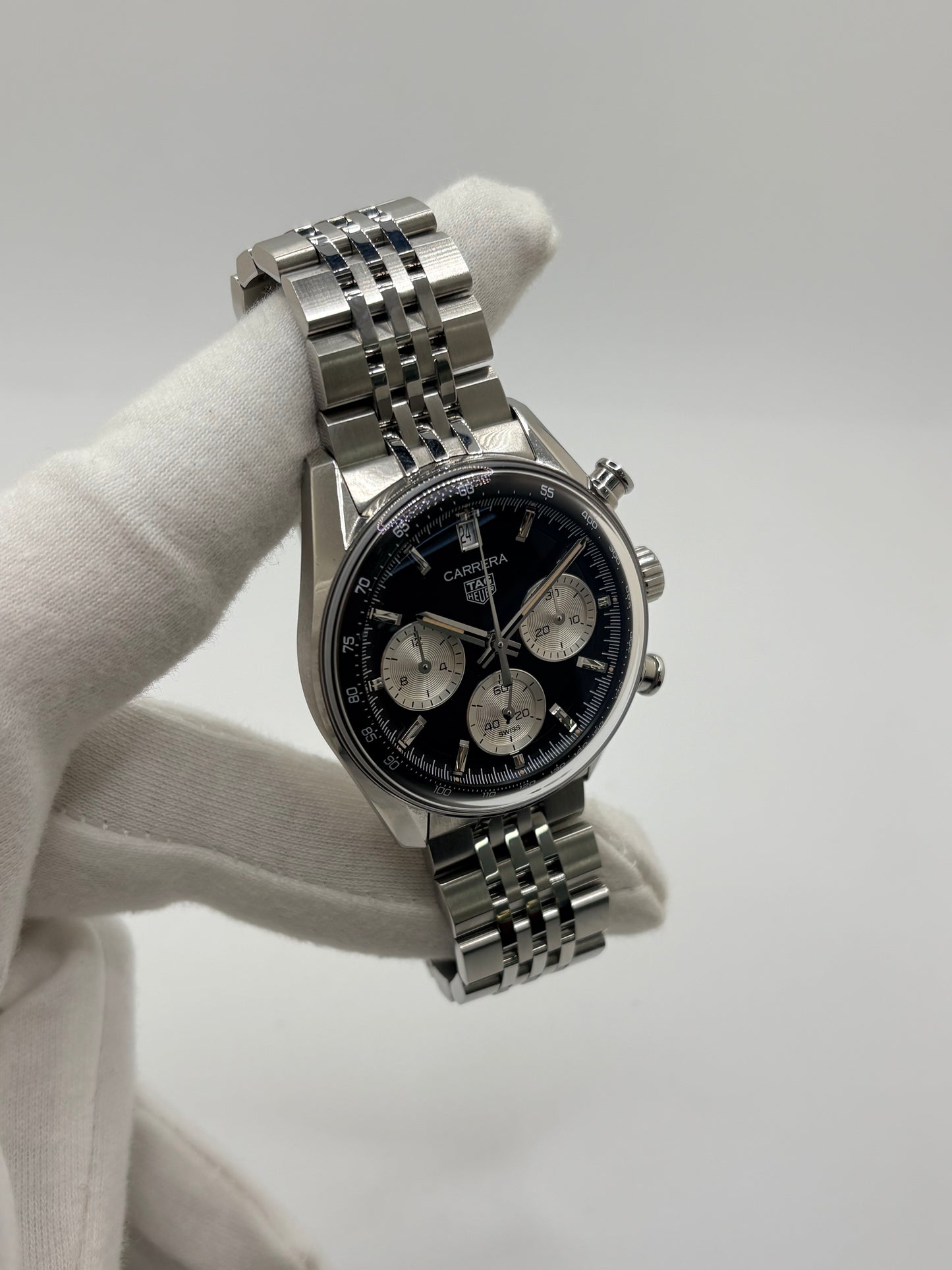 Découvrez la montre d'occasion TAG Heuer Carrera CBS2210.BA0048 en très bon état. Ce chronographe automatique pour homme mesure 39 mm de diamètre et présente un boîtier en acier, un verre saphir ainsi qu'un cadran noir élégant. Il est animé par le calibre TH20-00 performant, offrant 80 heures de réserve de marche avec fonction date et tachymètre. Ce garde-temps révisé en 2026 est livré complet avec son coffret d'origine et ses papiers. Une pièce horlogère d'exception disponible à Paris.