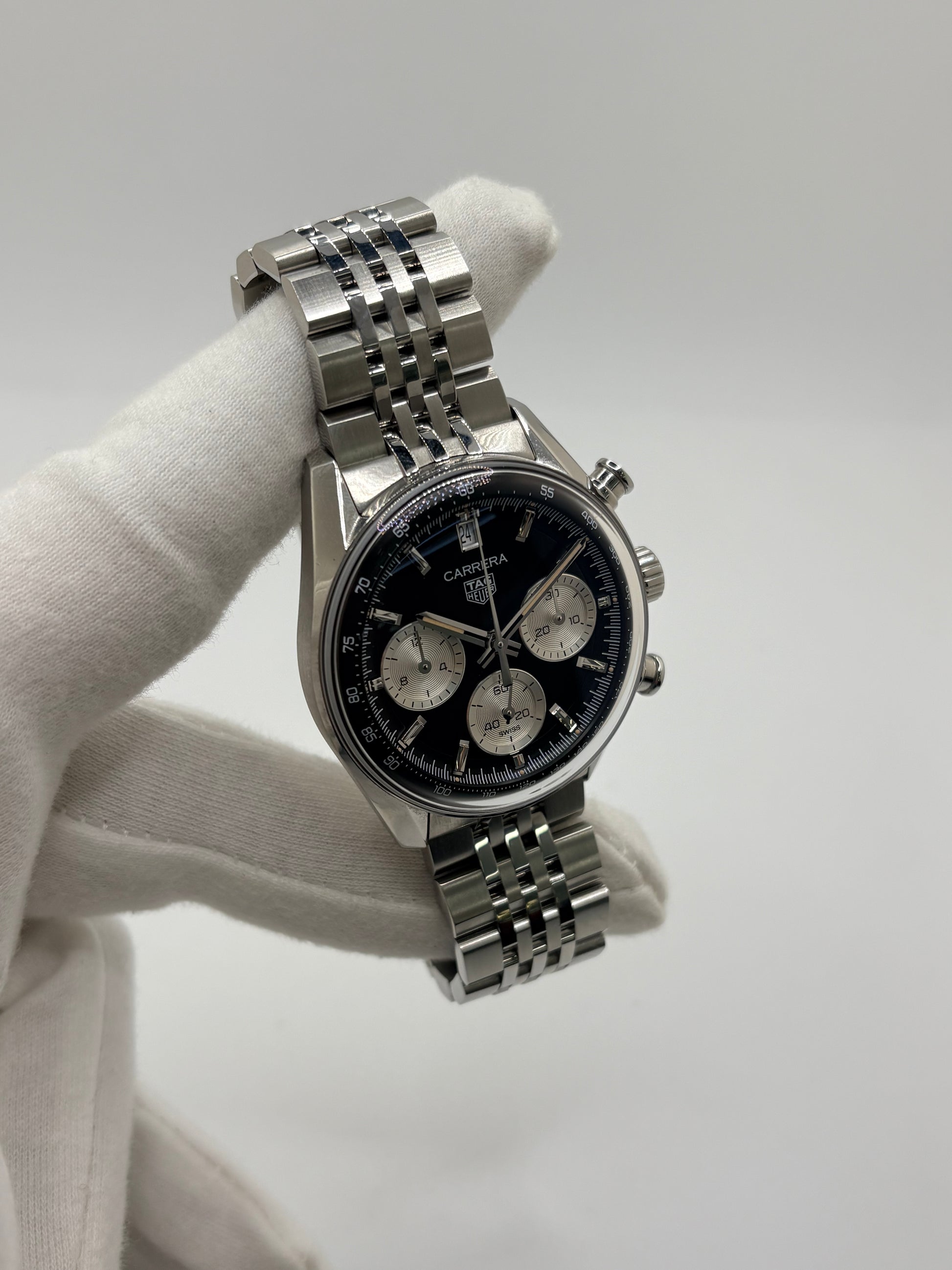 Découvrez la montre d'occasion TAG Heuer Carrera CBS2210.BA0048 en très bon état. Ce chronographe automatique pour homme mesure 39 mm de diamètre et présente un boîtier en acier, un verre saphir ainsi qu'un cadran noir élégant. Il est animé par le calibre TH20-00 performant, offrant 80 heures de réserve de marche avec fonction date et tachymètre. Ce garde-temps révisé en 2026 est livré complet avec son coffret d'origine et ses papiers. Une pièce horlogère d'exception disponible à Paris.