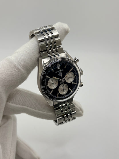 Découvrez la montre d'occasion TAG Heuer Carrera CBS2210.BA0048 en très bon état. Ce chronographe automatique pour homme mesure 39 mm de diamètre et présente un boîtier en acier, un verre saphir ainsi qu'un cadran noir élégant. Il est animé par le calibre TH20-00 performant, offrant 80 heures de réserve de marche avec fonction date et tachymètre. Ce garde-temps révisé en 2026 est livré complet avec son coffret d'origine et ses papiers. Une pièce horlogère d'exception disponible à Paris.