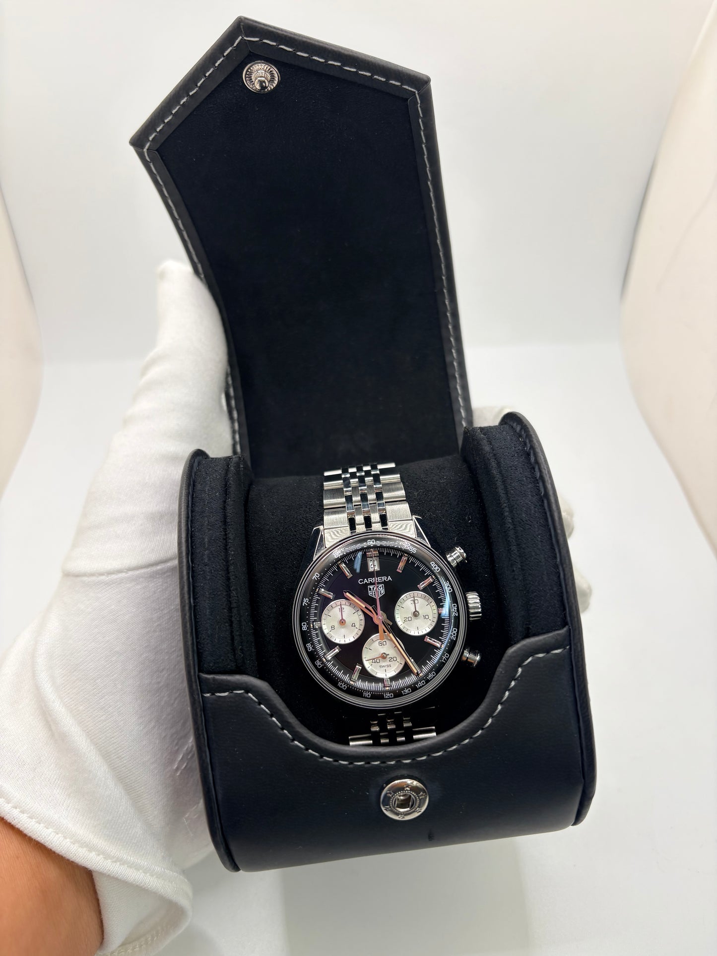 Découvrez la montre d'occasion TAG Heuer Carrera CBS2210.BA0048 en très bon état. Ce chronographe automatique pour homme mesure 39 mm de diamètre et présente un boîtier en acier, un verre saphir ainsi qu'un cadran noir élégant. Il est animé par le calibre TH20-00 performant, offrant 80 heures de réserve de marche avec fonction date et tachymètre. Ce garde-temps révisé en 2026 est livré complet avec son coffret d'origine et ses papiers. Une pièce horlogère d'exception disponible à Paris.