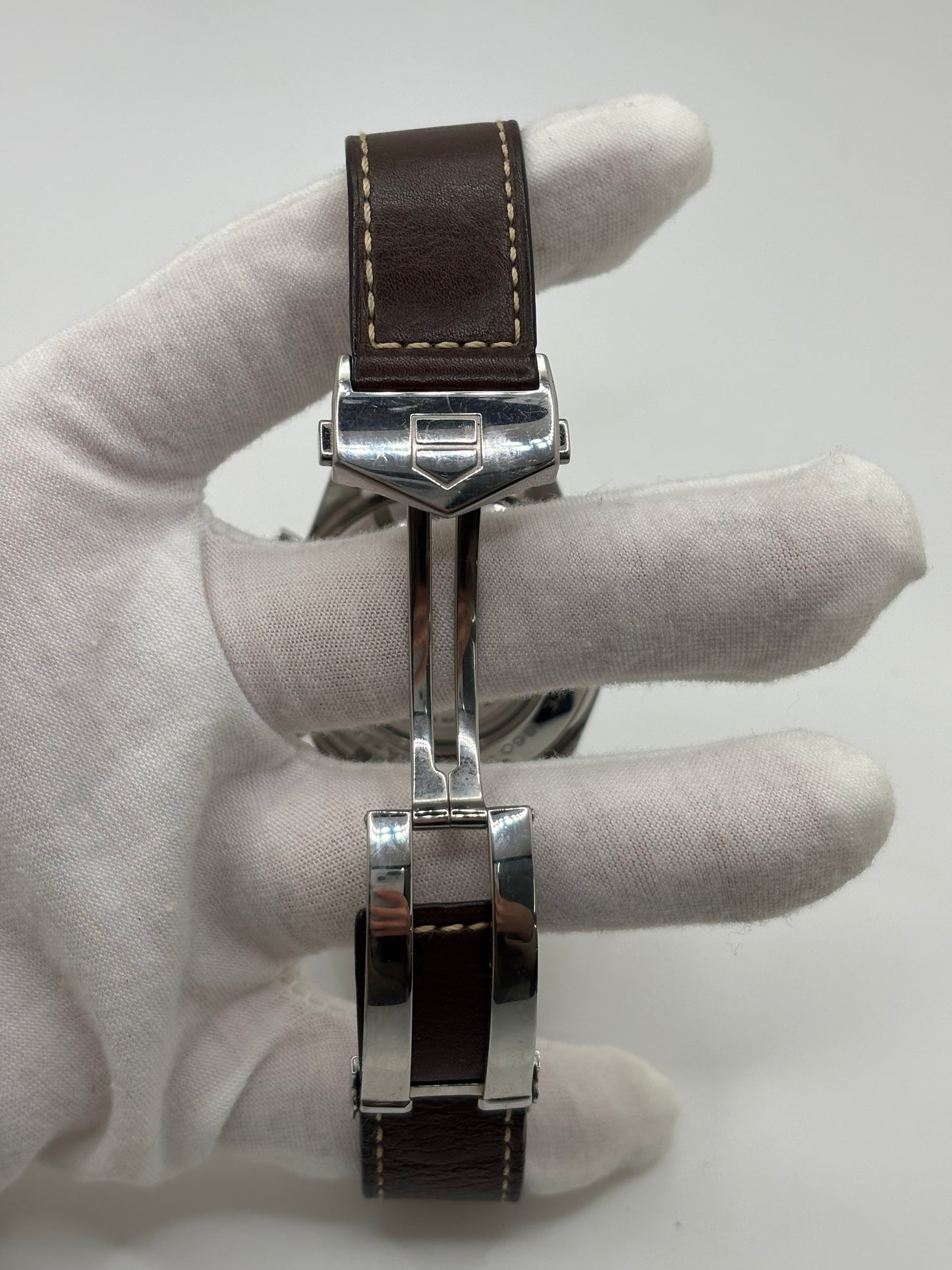 Montre chronographe automatique TAG Heuer Carrera Calibre 16 en acier de 41 mm, dotée d’un cadran brun élégant et d’un verre saphir résistant aux rayures. Ce modèle homme au design sportif et raffiné est équipé d’un mouvement automatique Calibre 16 offrant 42 heures de réserve de marche. Bracelet en cuir brun avec boucle déployante en acier, fonctions chronographe et date, étanchéité 5 ATM, montre suisse de caractère idéale pour un usage quotidien ou une collection horlogère.