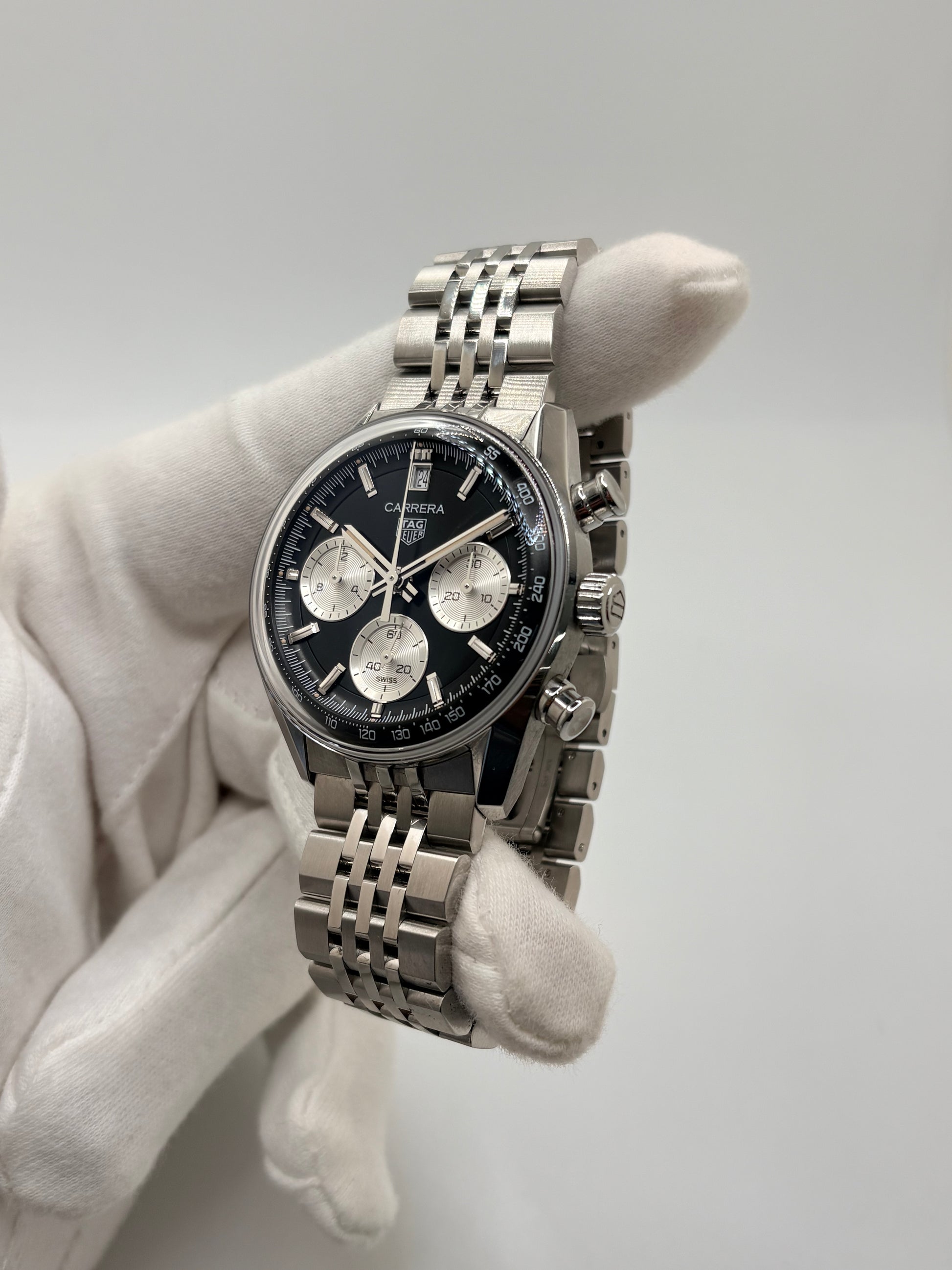 Découvrez la montre d'occasion TAG Heuer Carrera CBS2210.BA0048 en très bon état. Ce chronographe automatique pour homme mesure 39 mm de diamètre et présente un boîtier en acier, un verre saphir ainsi qu'un cadran noir élégant. Il est animé par le calibre TH20-00 performant, offrant 80 heures de réserve de marche avec fonction date et tachymètre. Ce garde-temps révisé en 2026 est livré complet avec son coffret d'origine et ses papiers. Une pièce horlogère d'exception disponible à Paris.