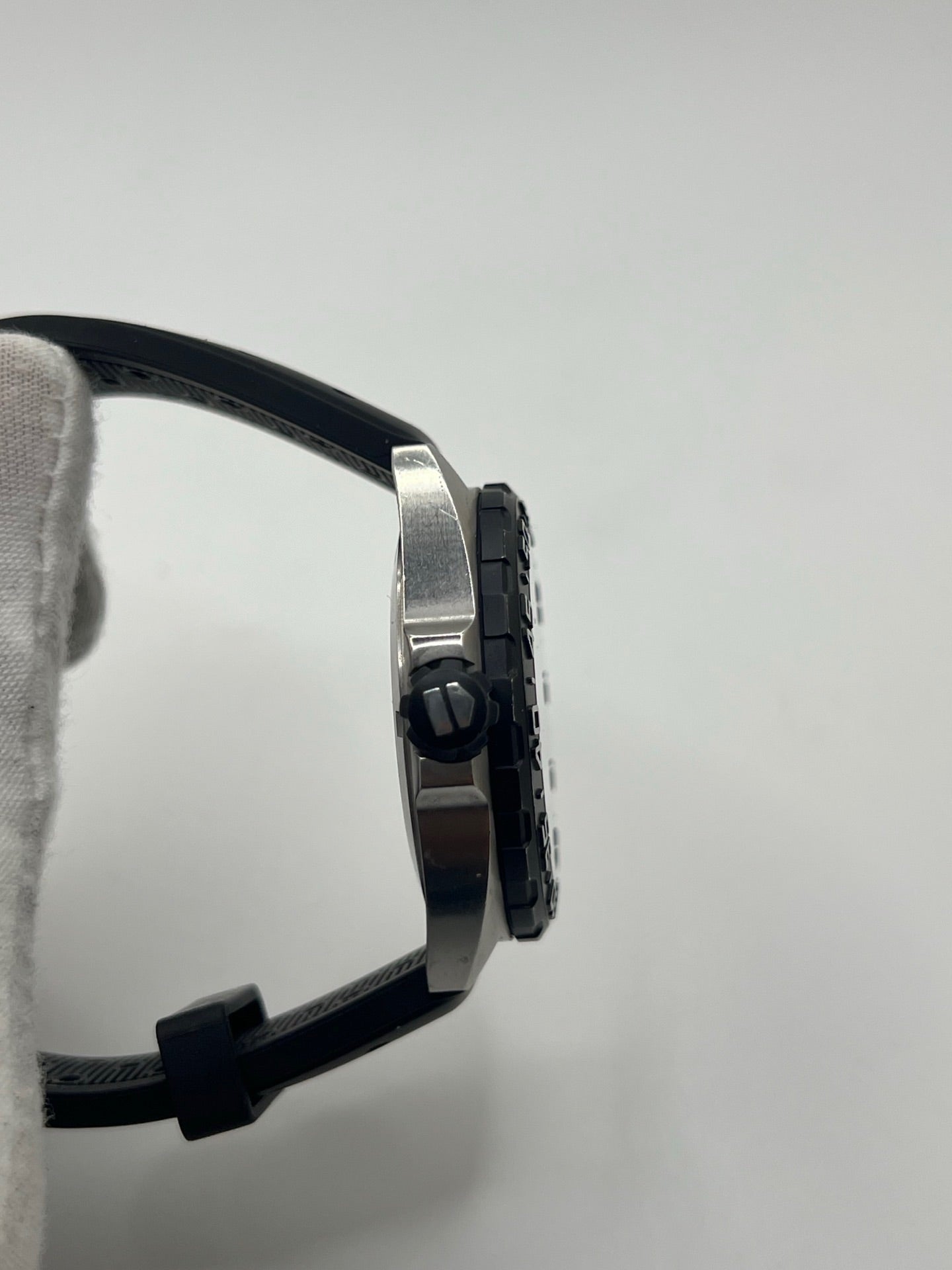 Montre TAG Heuer Formula 1 Quartz référence WAZ1110 avec boîtier en acier de 41 mm, cadran noir et verre saphir résistant aux rayures. Modèle sportif étanche à 200 mètres, équipé d’un bracelet en caoutchouc noir avec boucle déployante en acier. Cette montre homme ou unisexe d’occasion présente des traces d’usure visibles, révisée en février 2026, idéale pour un usage quotidien ou une collection horlogère sportive.